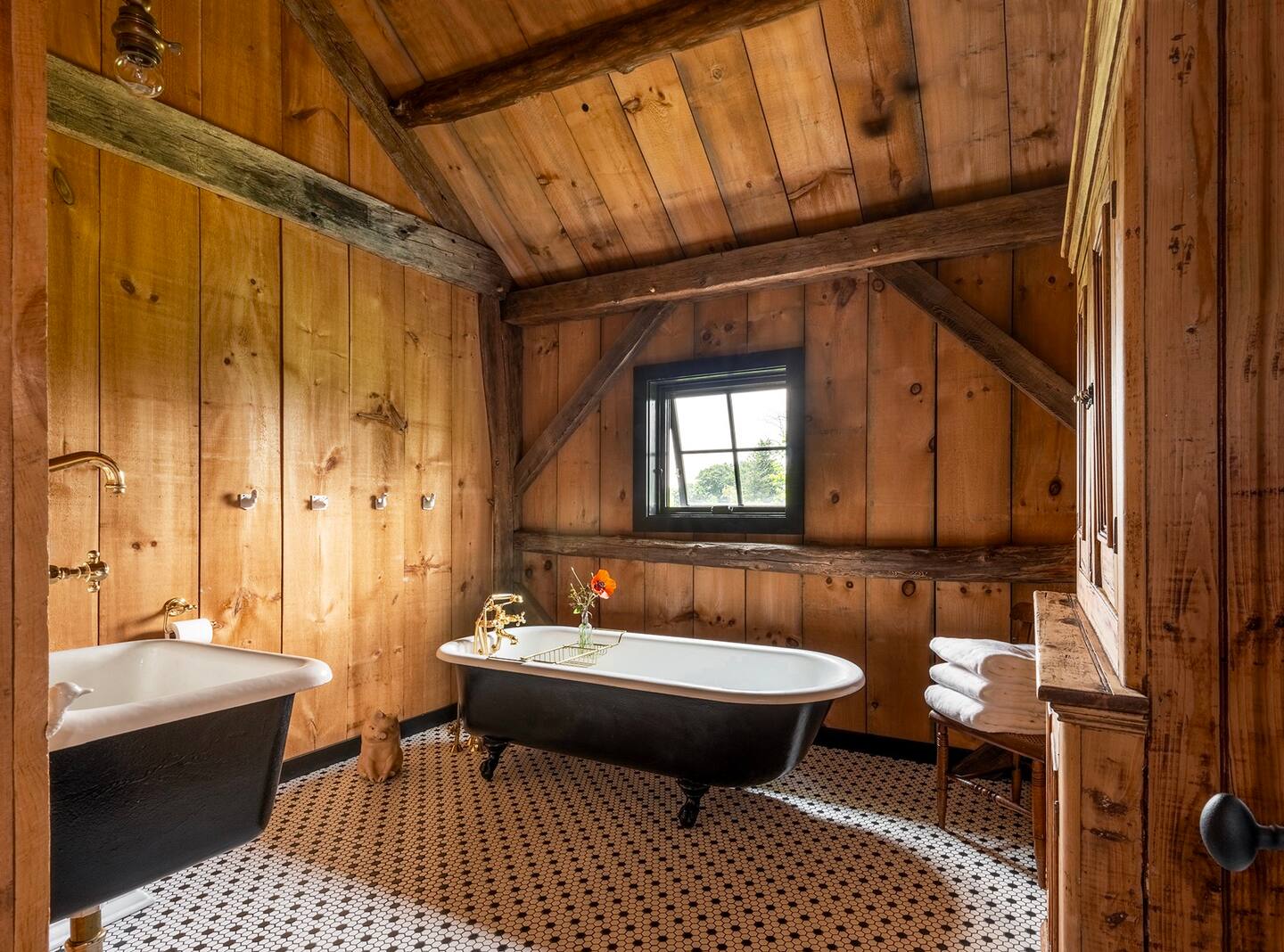 salle de bain rétro maison en bois The Barn at Asa Stone Farm salle de bain rétro maison en bois The Barn at Asa Stone Farm