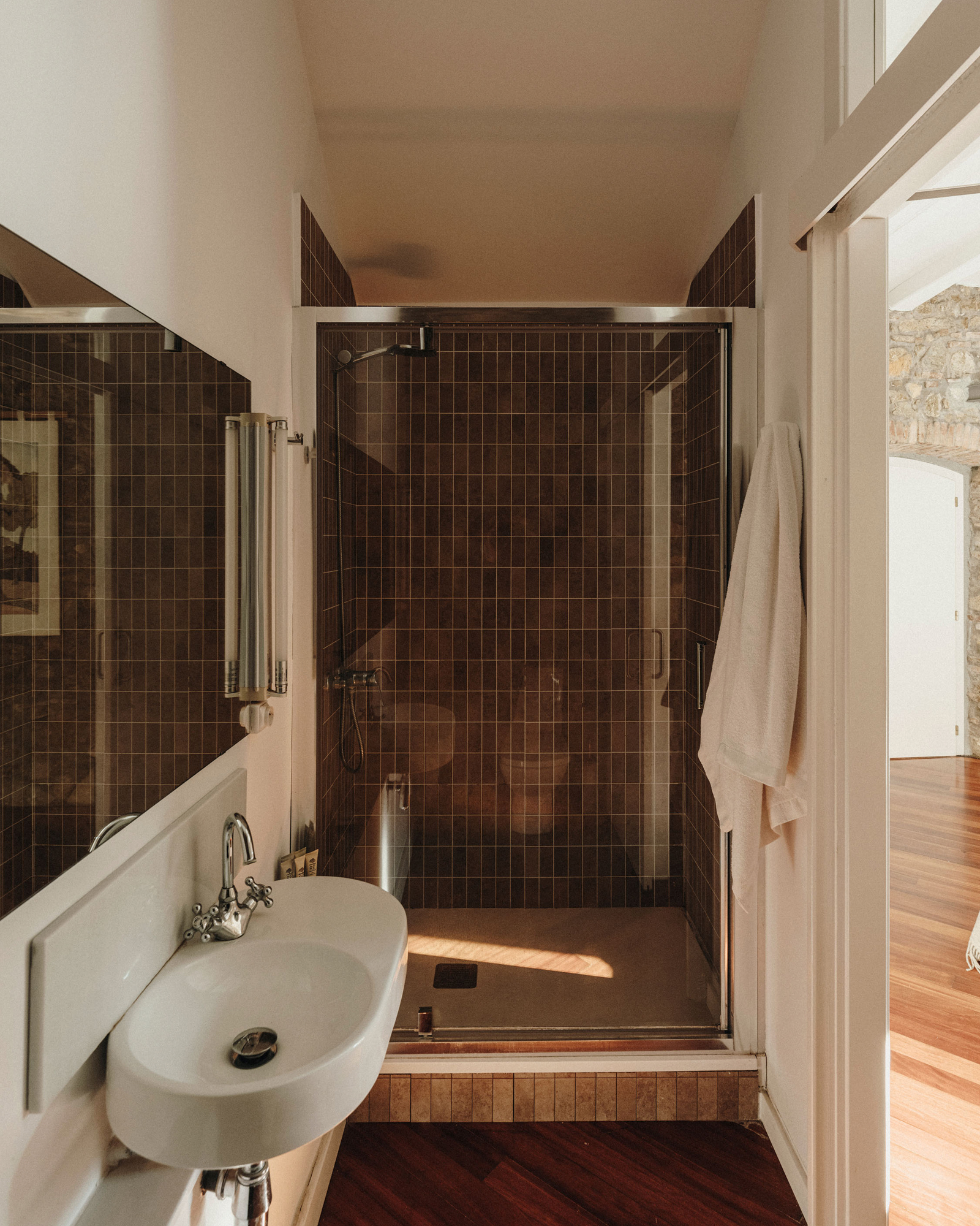 salle de bain carrelage marron maison rénovée Paratgea Espagne