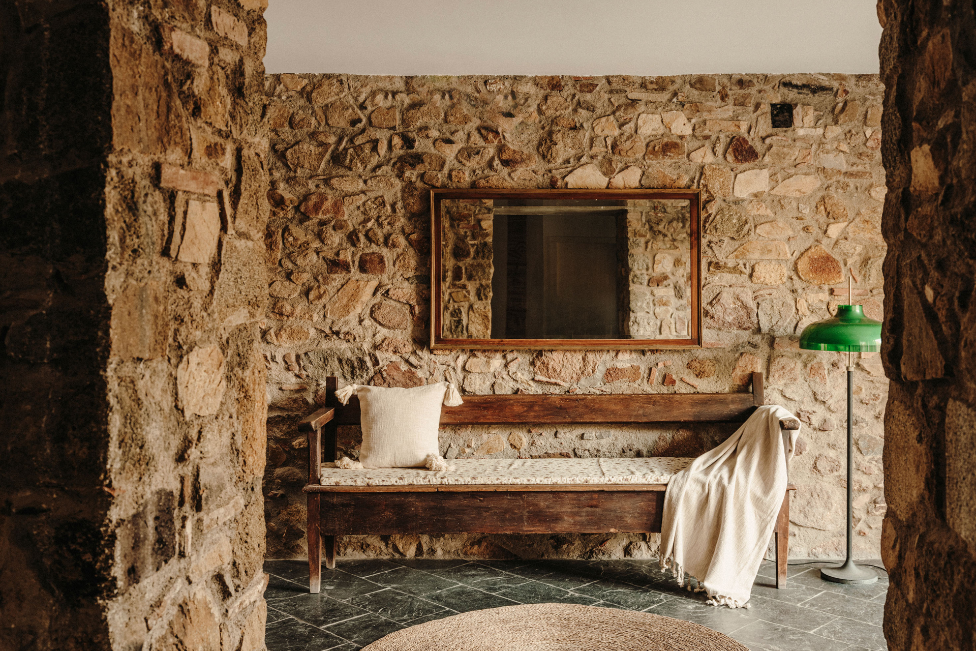 entrée maison en pierres ancienne rénovée Paratgea Espagne