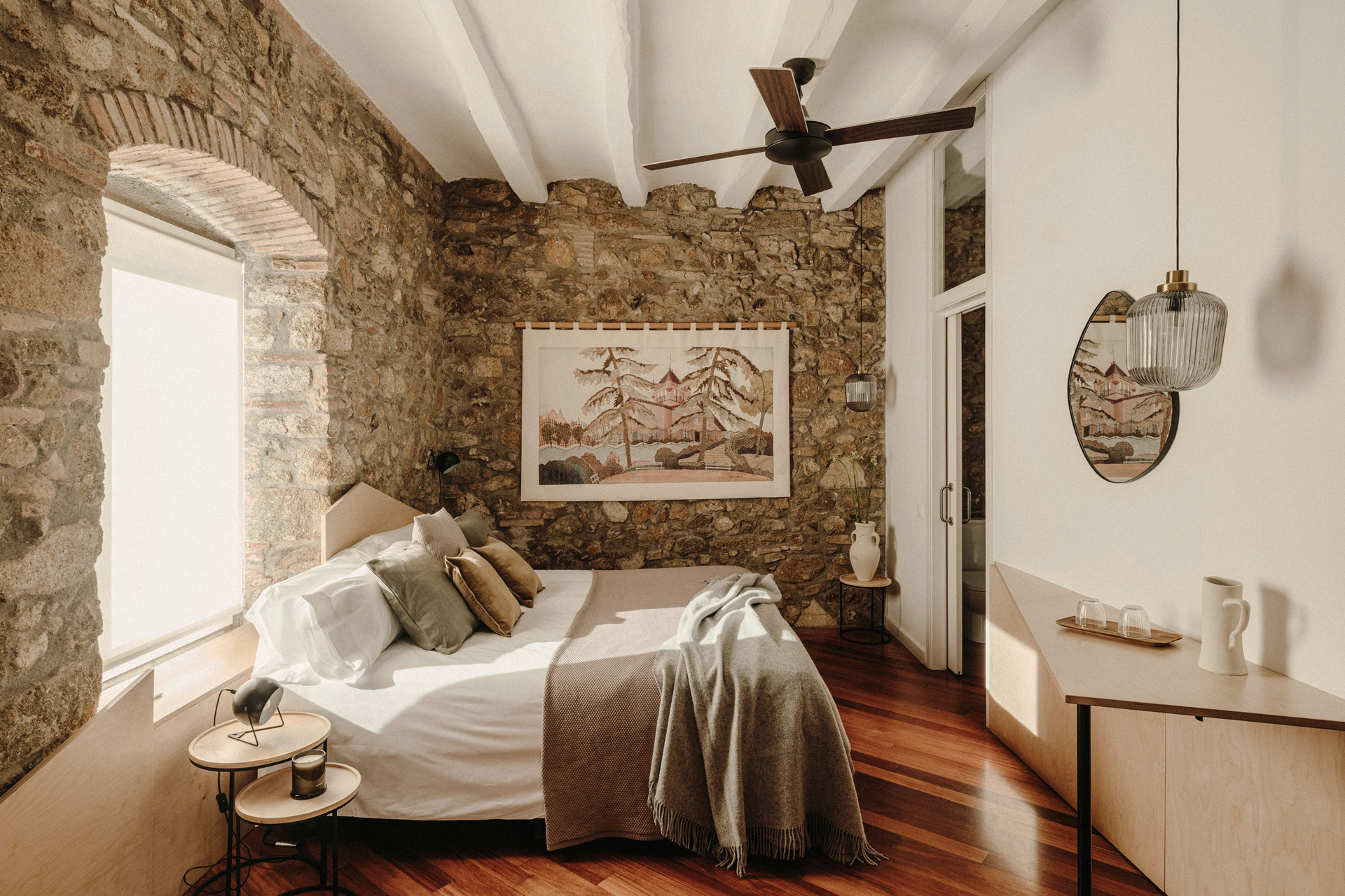 chambre maison en pierres anciennes rénovée Paratgea Espagne
