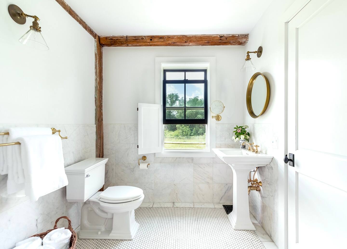 salle de bain blanche avec poutres The Barn at Asa Stone Farm salle de bain blanche avec poutres The Barn at Asa Stone Farm