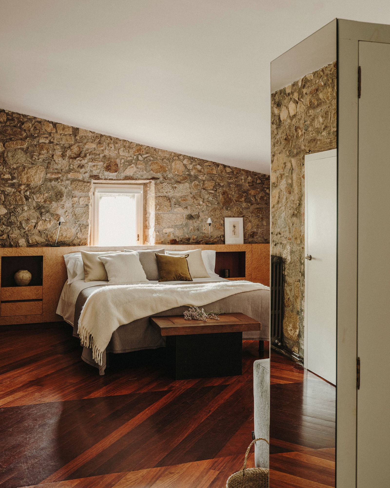 chambre maison en pierres anciennes rénovée Paratgea Espagne