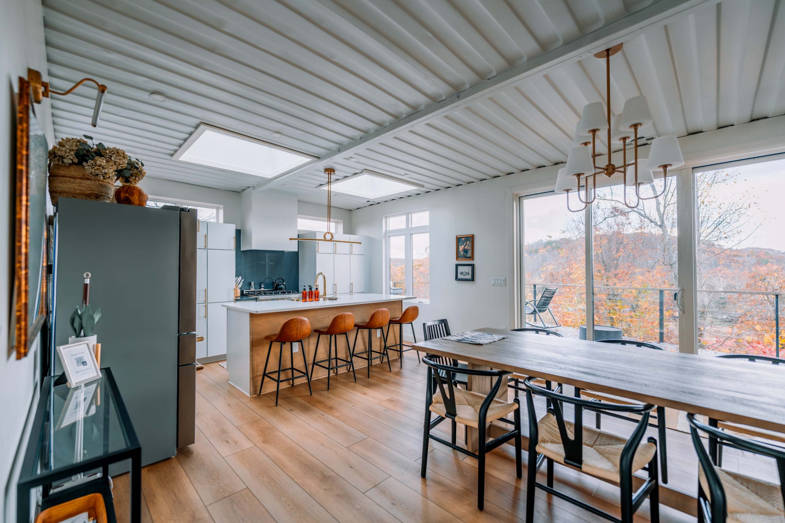salle à manger et cuisine ouverte maison container Overlook Box Hop