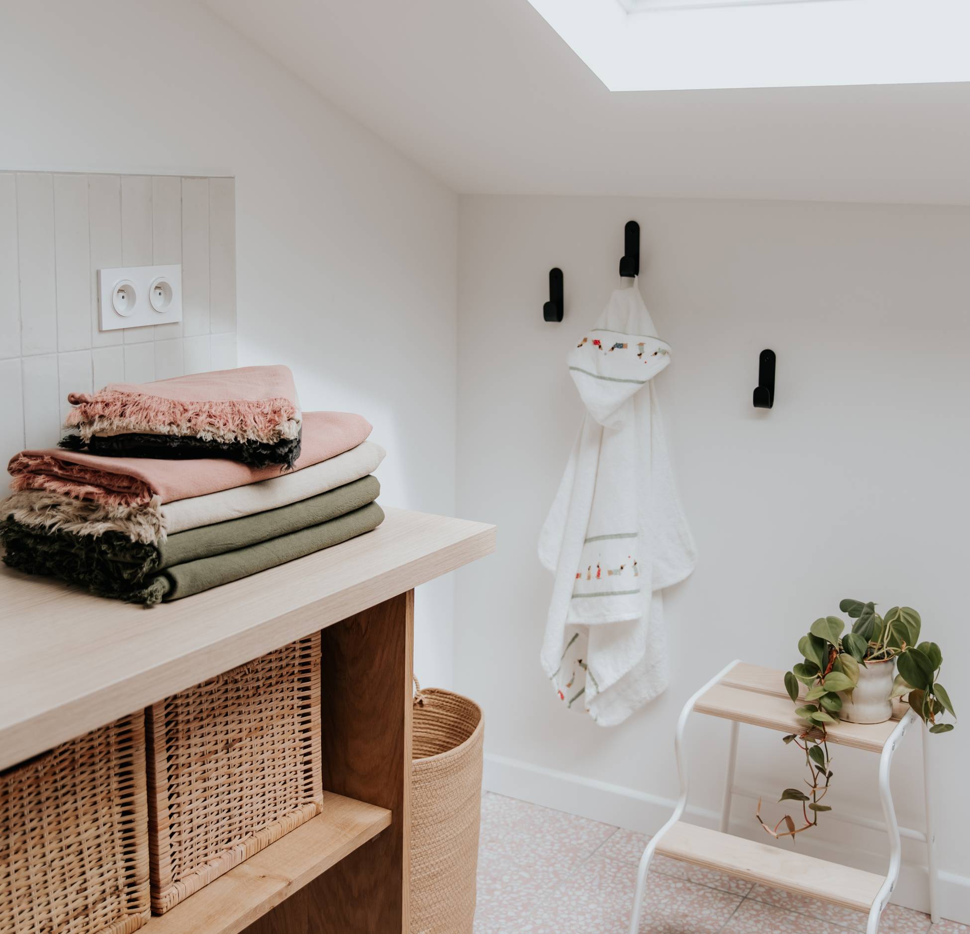 salle de bain mansardée avec velux maison en pierres Dordogne Les Biscottos salle de bain mansardée avec velux maison en pierres Dordogne Les Biscottos