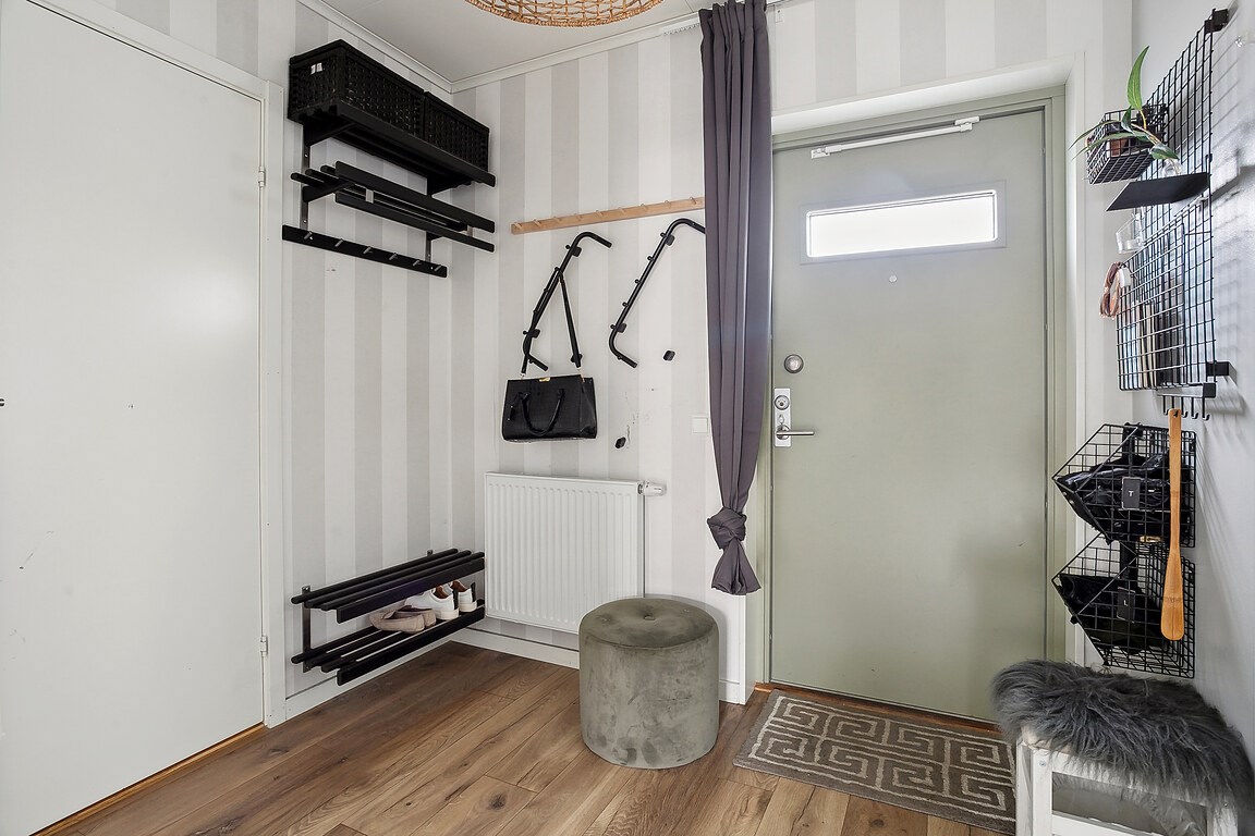 entrée avec porte-manteau noir entrée avec porte-manteau noir