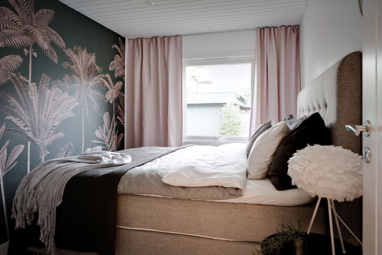 chambre avec papier-peint rose et noir chambre avec papier-peint rose et noir