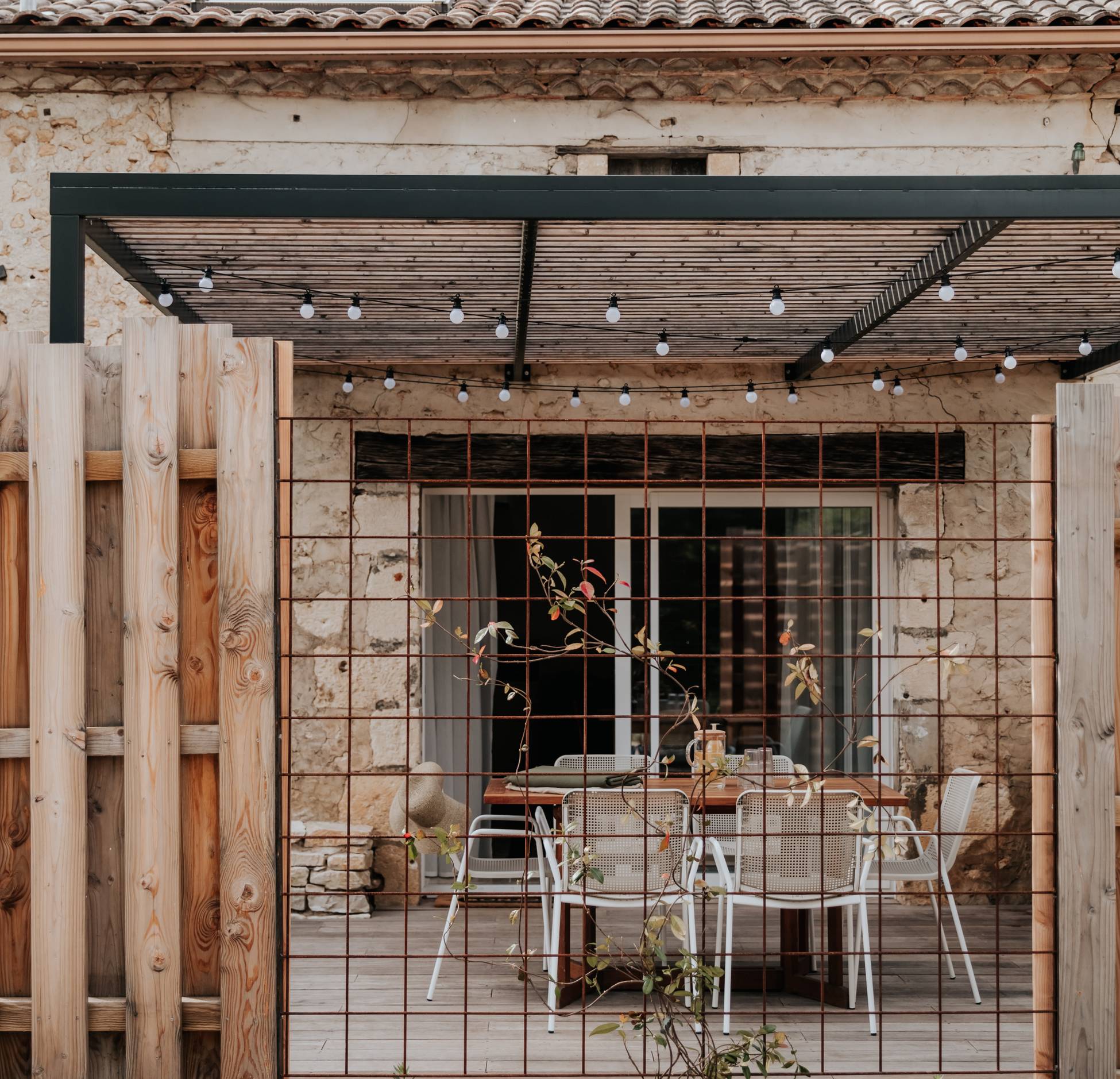 terrasse avec pergola acier maison en pierres Dordogne Les Biscottos terrasse avec pergola acier maison en pierres Dordogne Les Biscottos