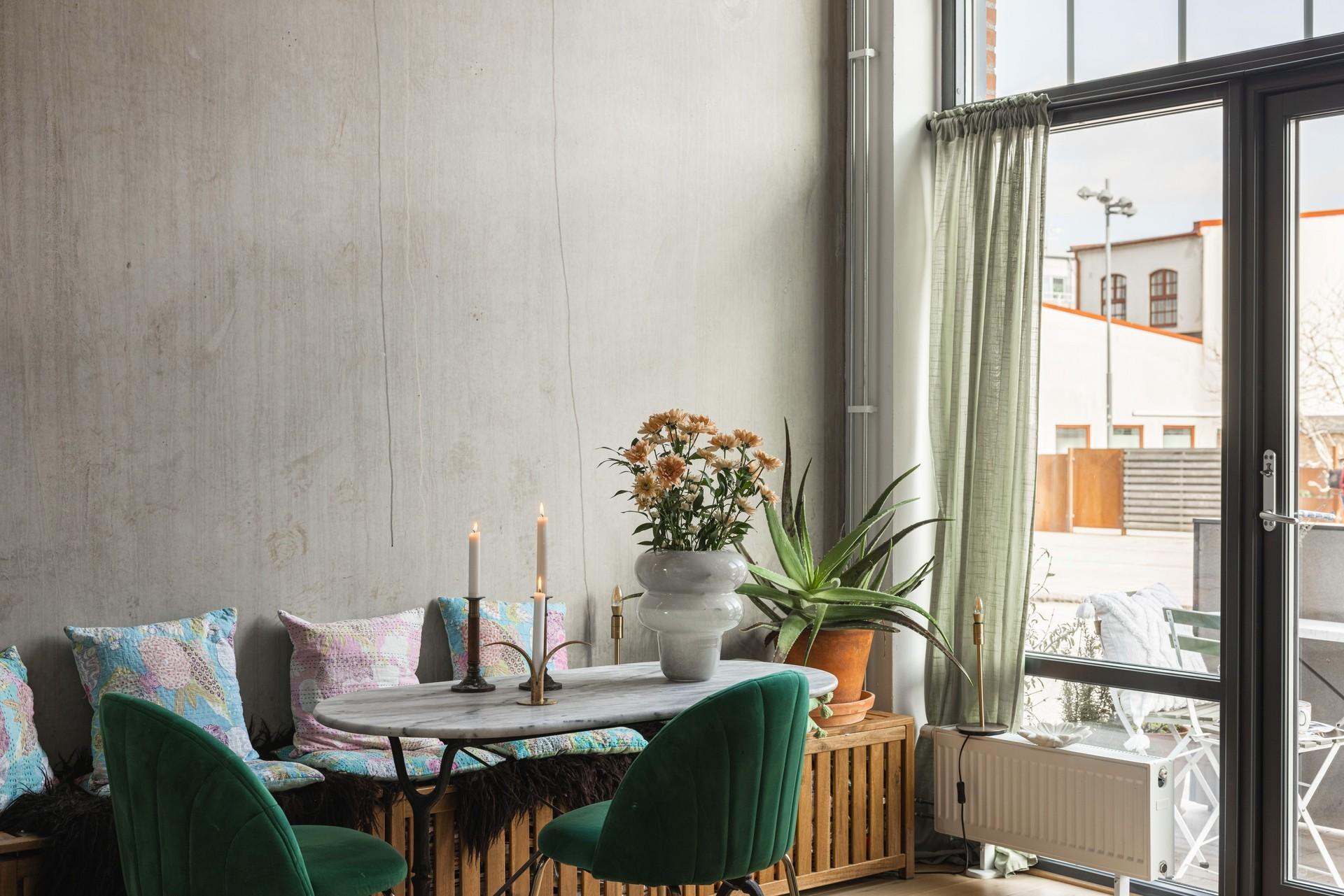 salle à manger avec banc