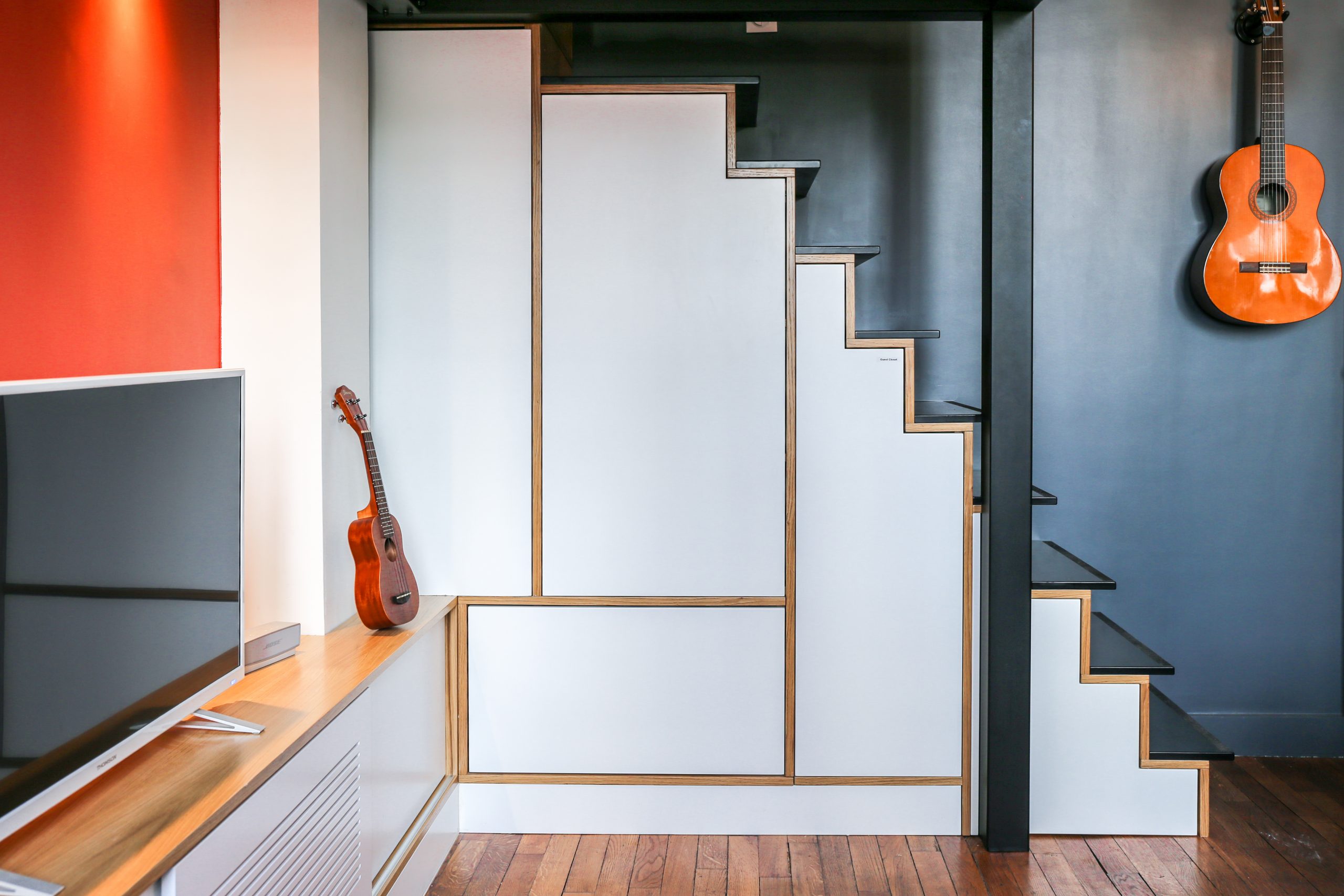 escalier avec rangements studio Paris 24m2 dans ancienne loge