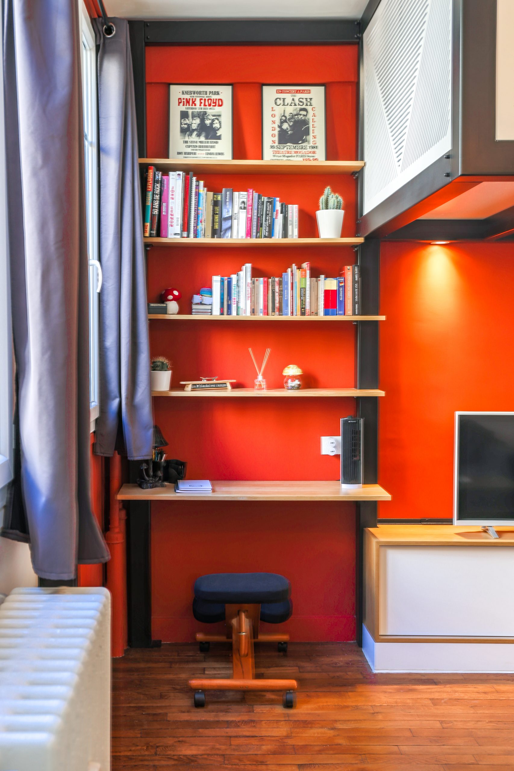 salon mur rouge studio Paris 24m2 dans ancienne loge