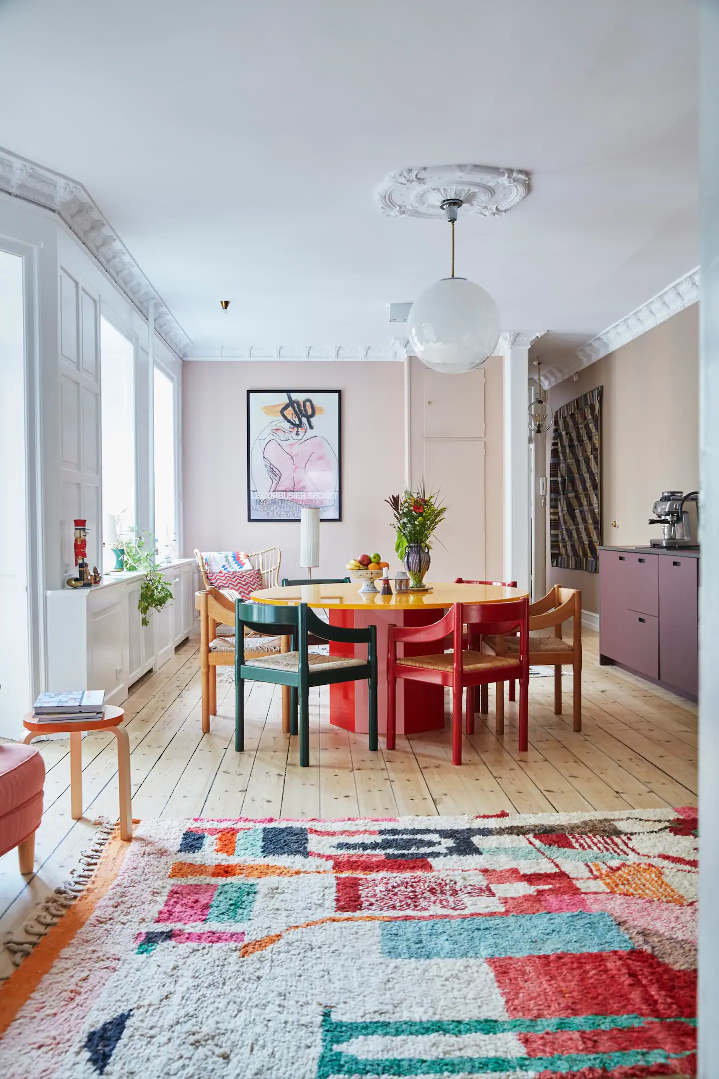 salle à manger appartement Copenhague décoration scandinave et colorée