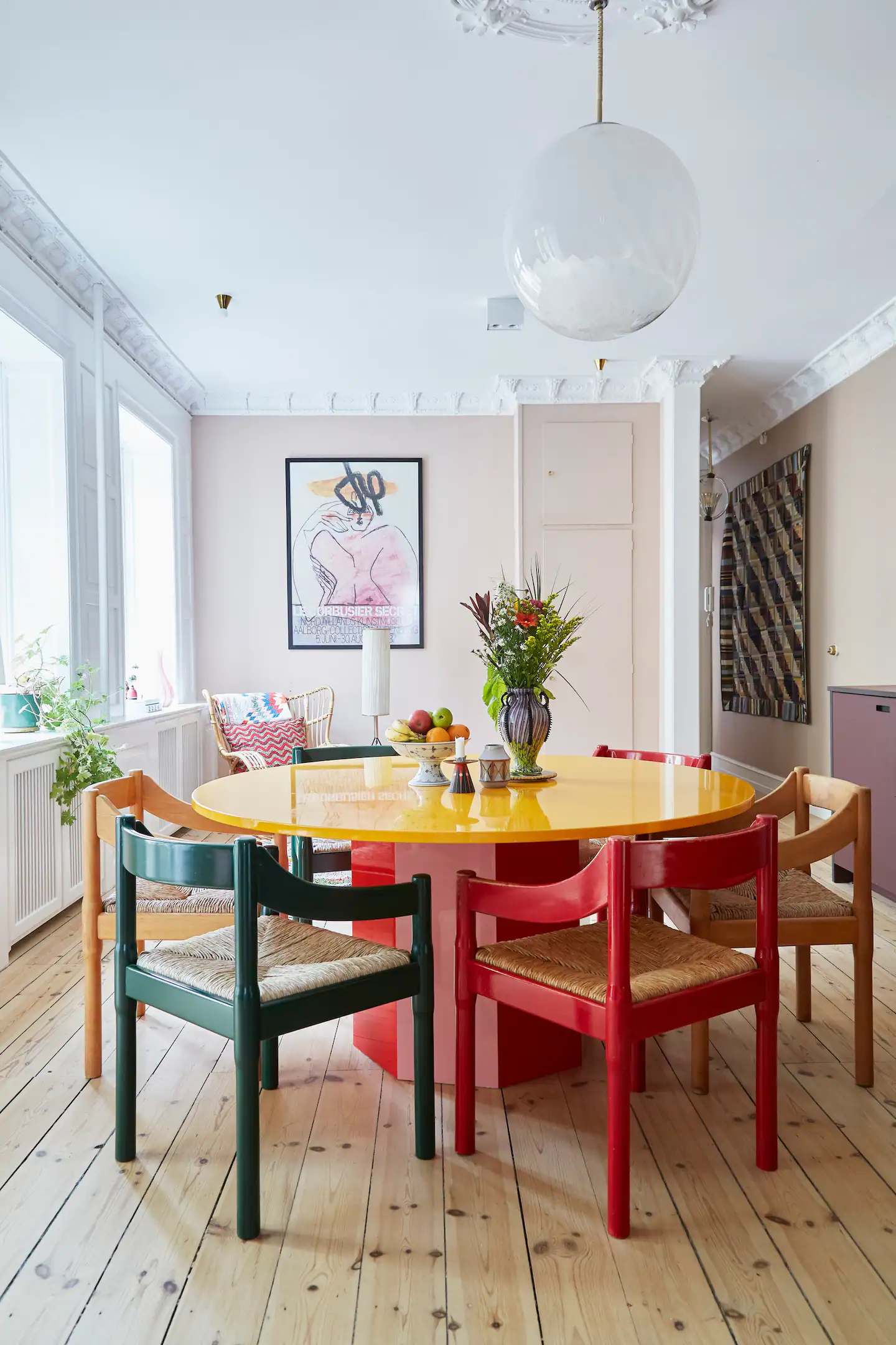 salle à manger appartement Copenhague décoration scandinave et colorée