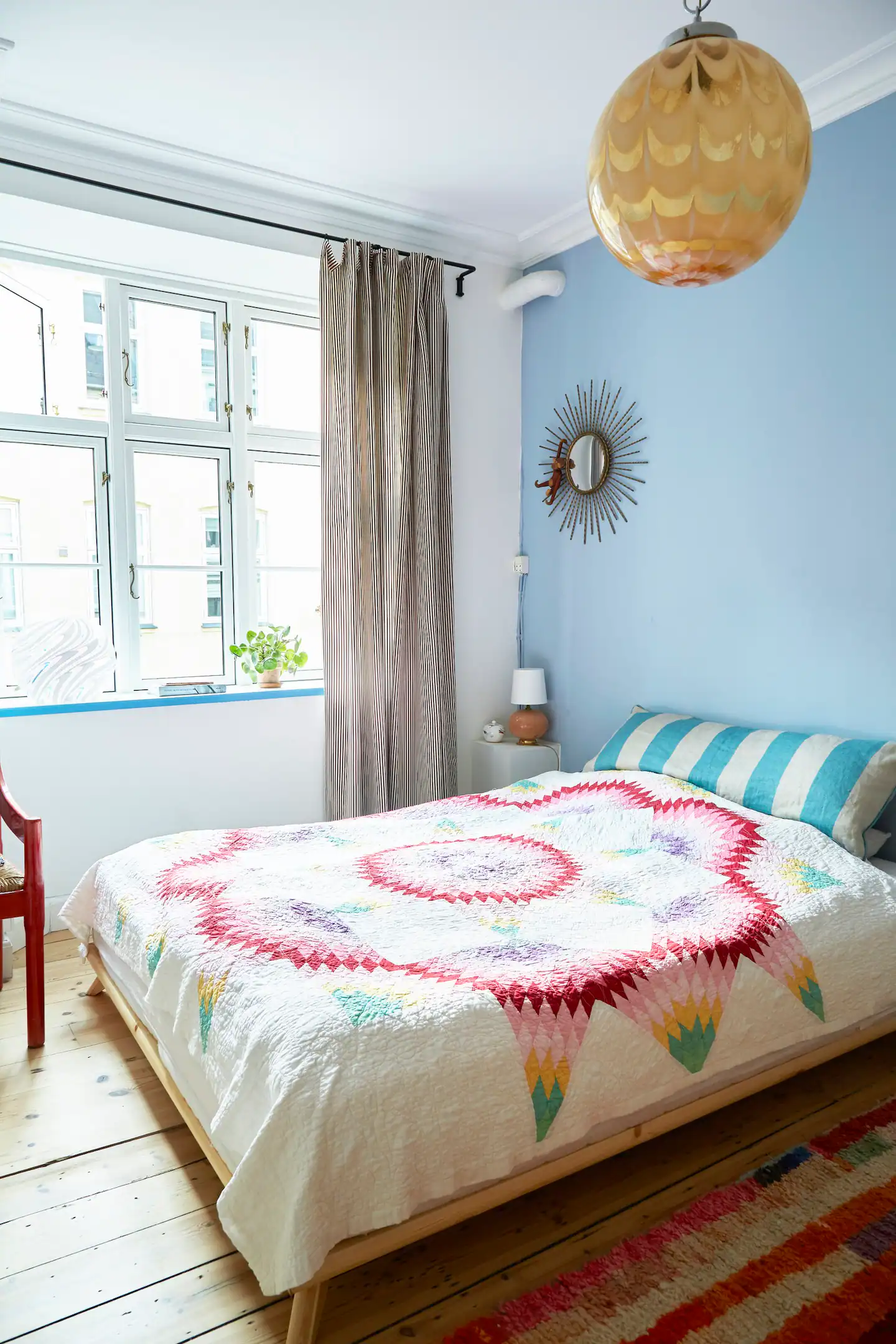 chambre appartement Copenhague décoration scandinave et colorée