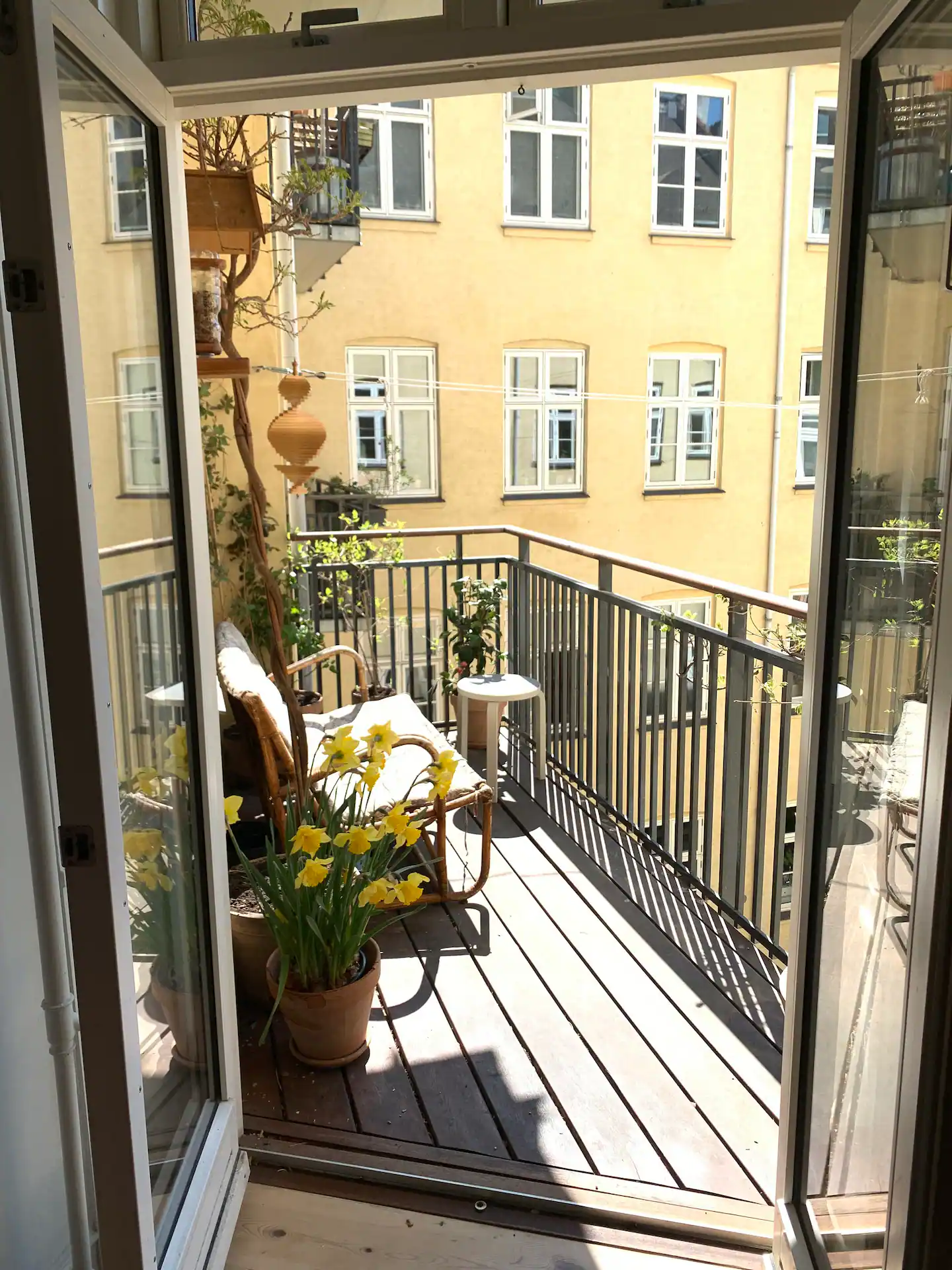 balcon appartement Copenhague décoration scandinave et colorée