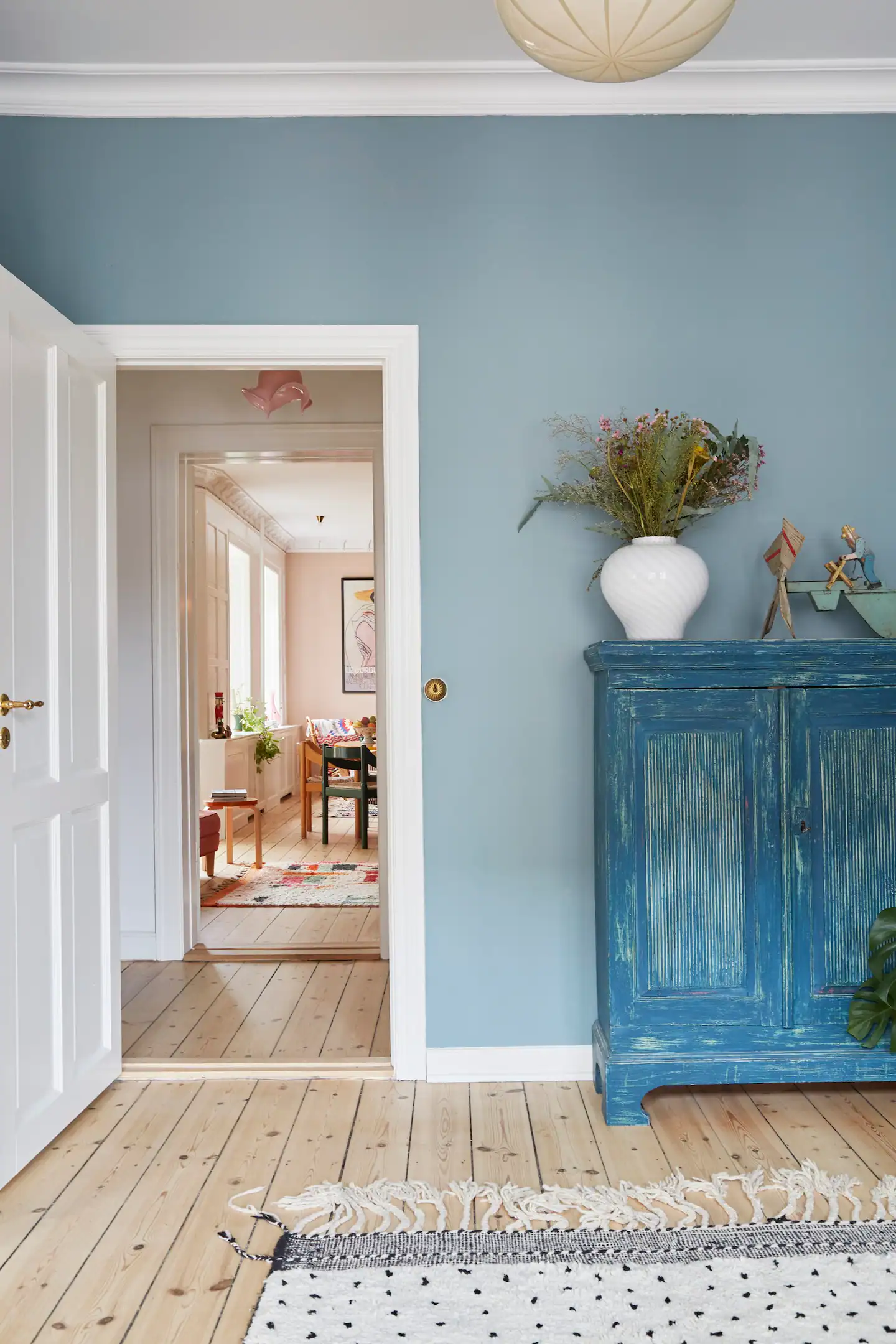 salon bleu appartement Copenhague décoration scandinave et colorée
