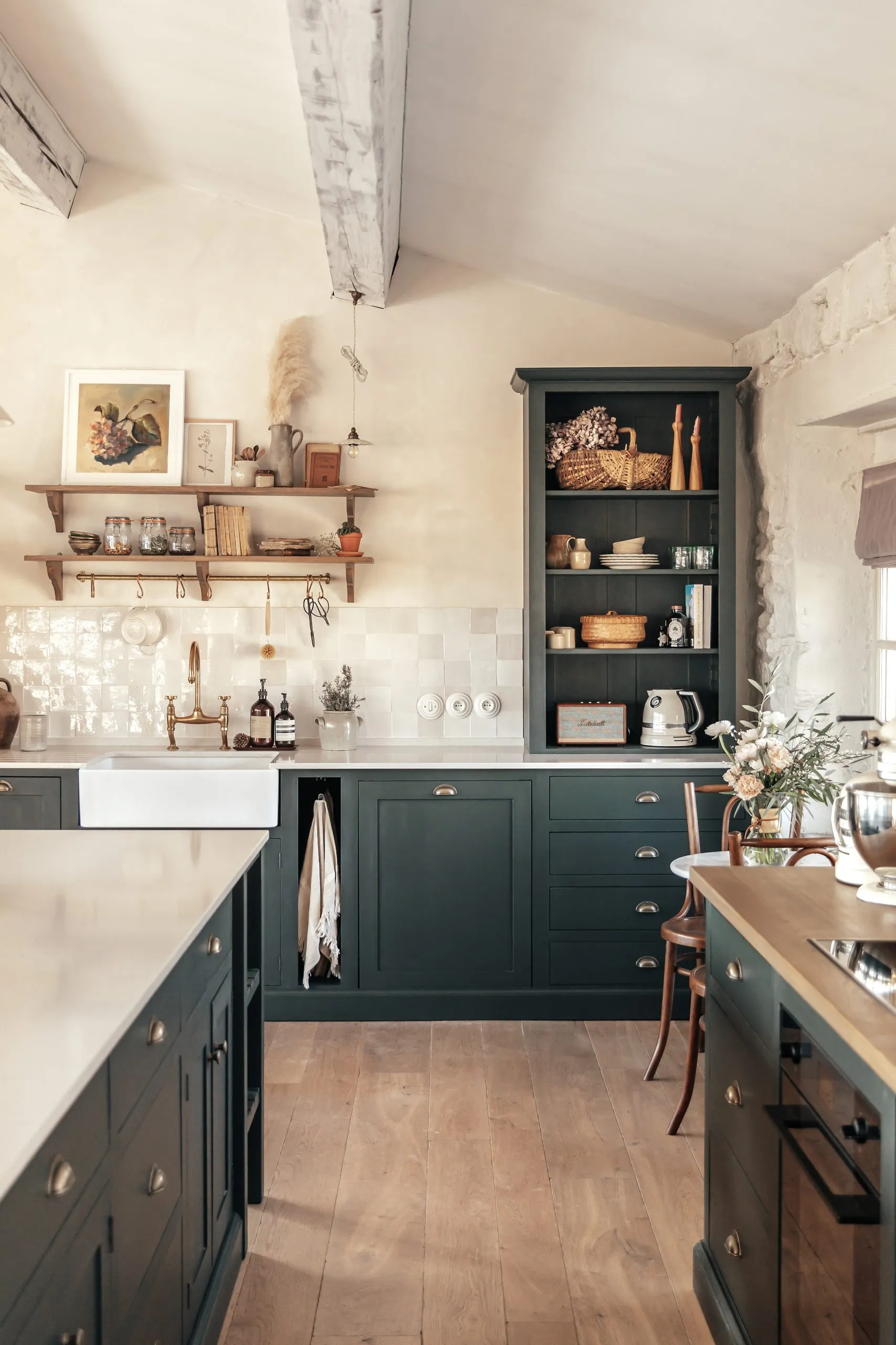 cuisine verte campagne chic Les Meubles de Métier ambiance Mirabeau cuisine verte campagne chic Les Meubles de Métier ambiance Mirabeau