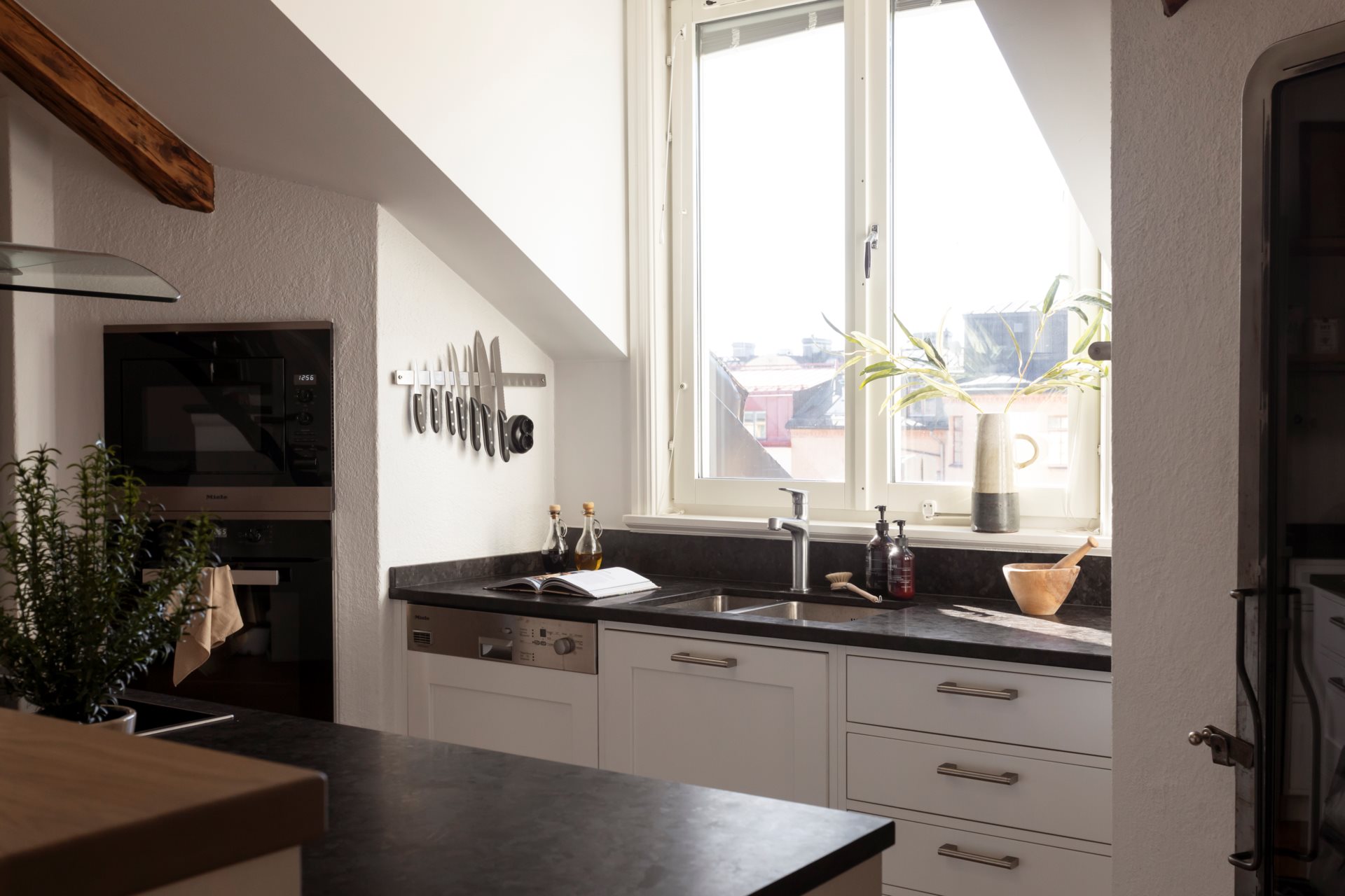 cuisine blanche et noire ouverte avec îlot cuisine blanche et noire ouverte avec îlot