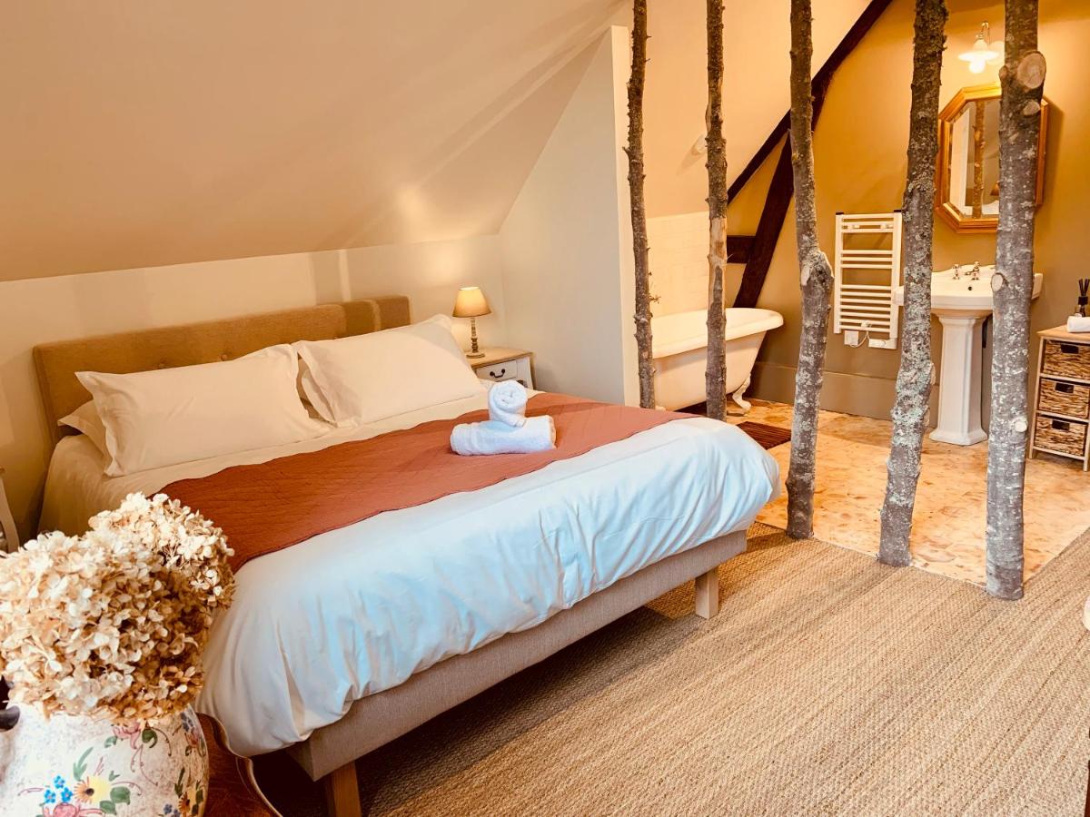 chambre avec salle de bain claustra en troncs d chambre avec salle de bain claustra en troncs d'arbres Le Clos Masure d'Étretat