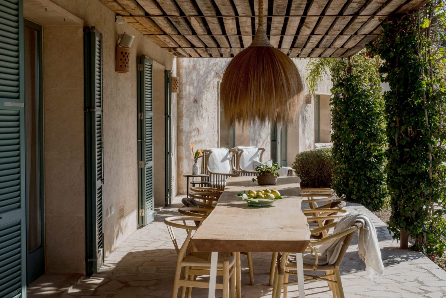 terrasse avec pergola maison en pierres