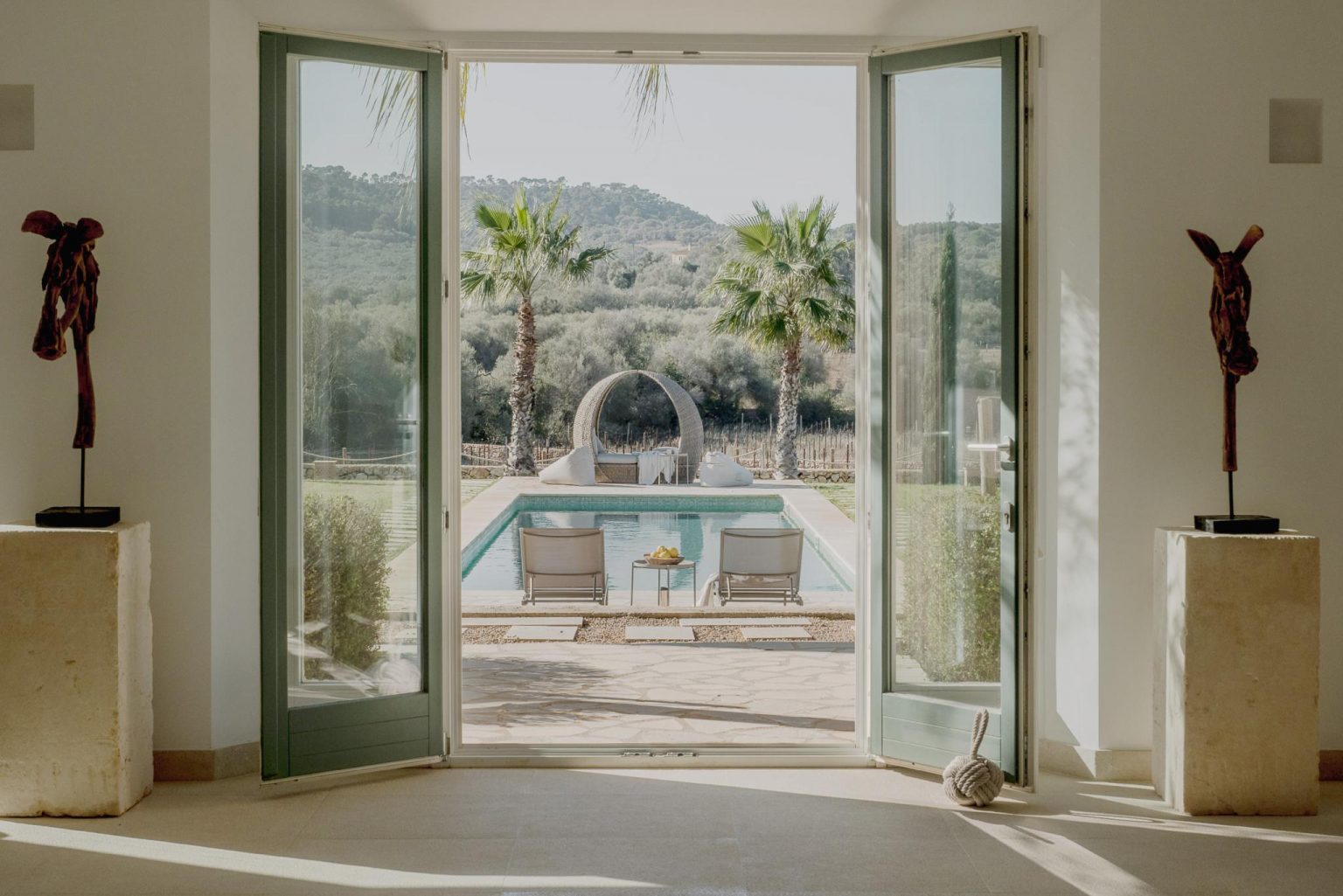 entrée maison en pierres avec piscine