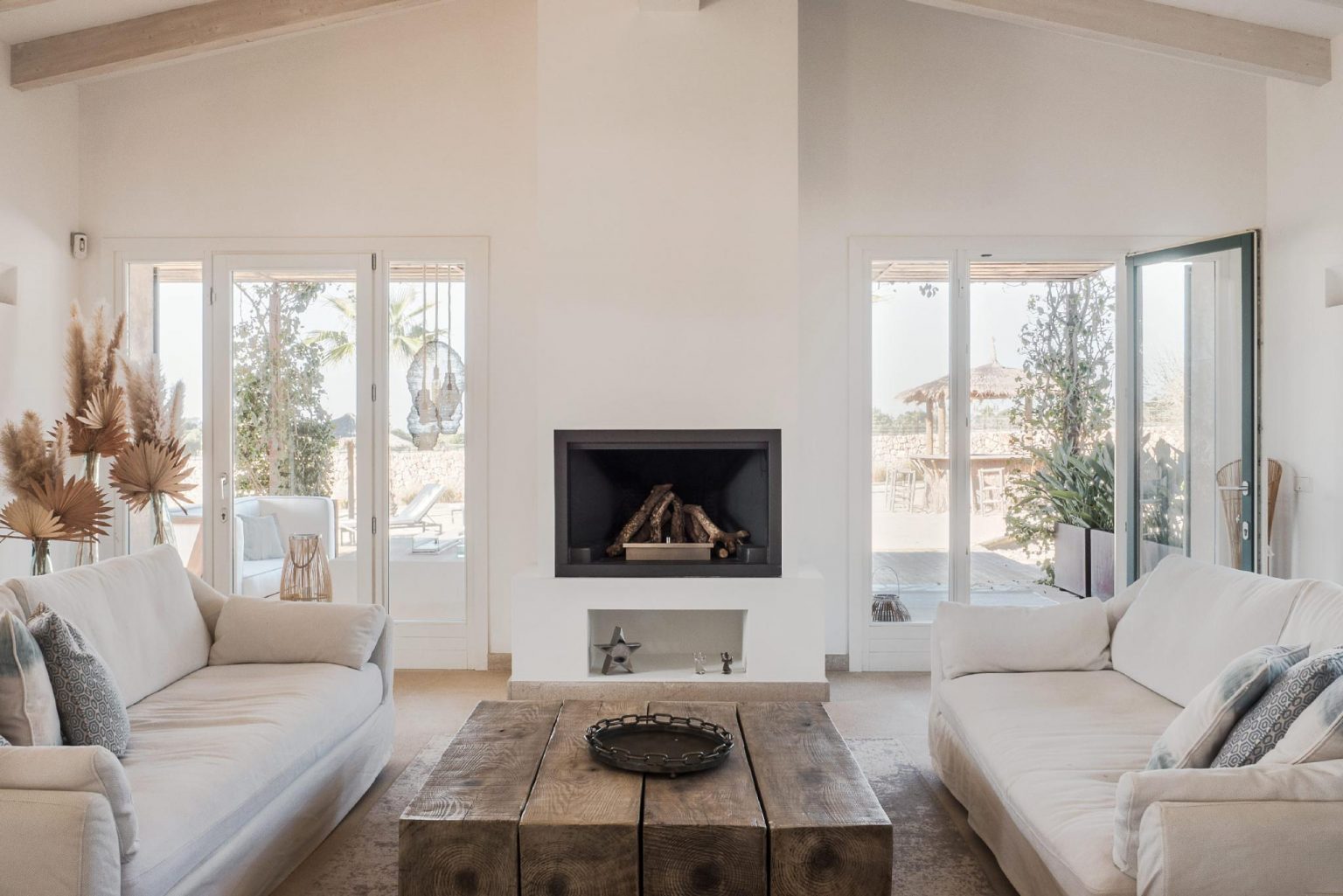 salon avec cheminée maison en pierres