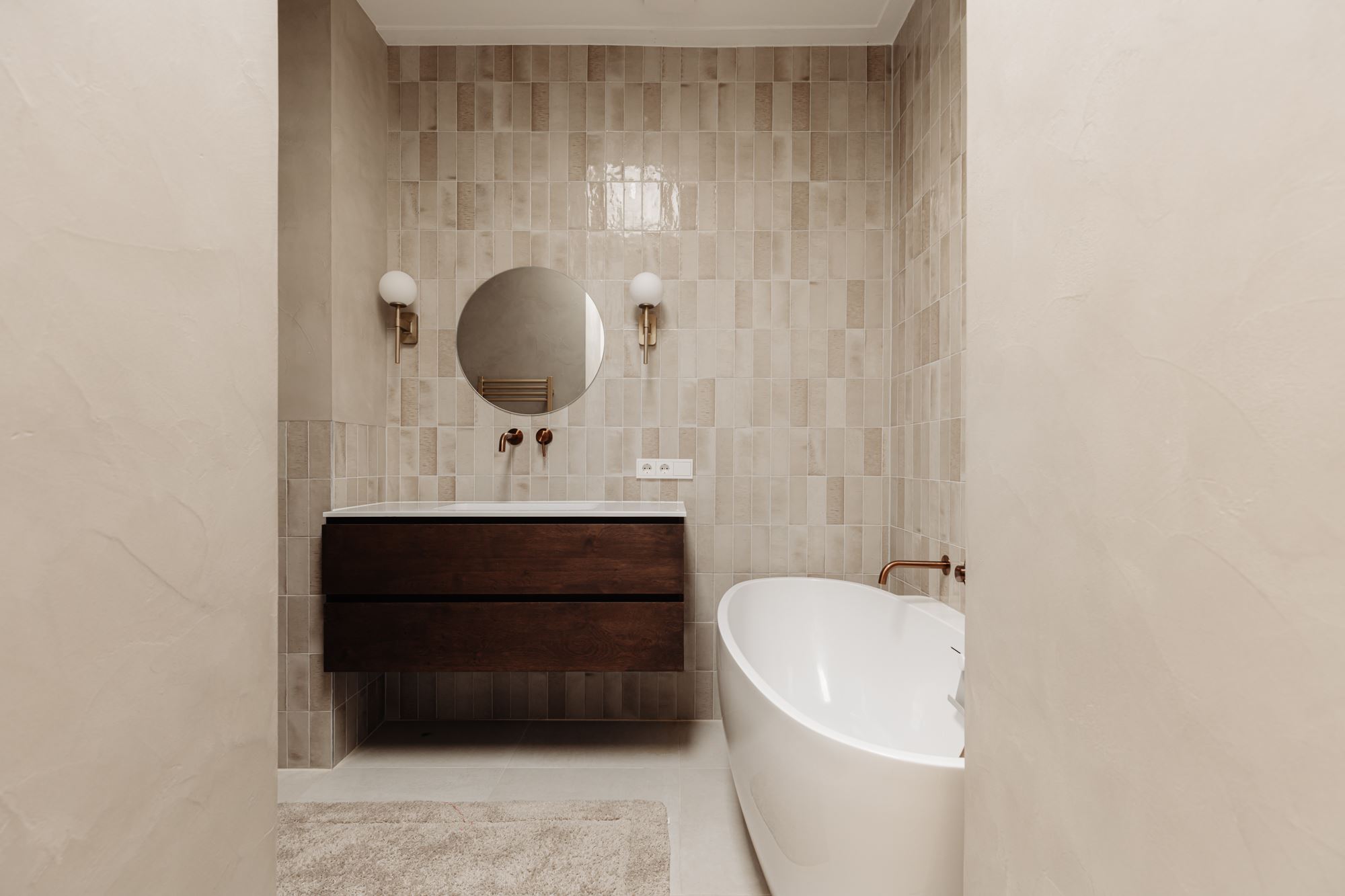 salle de bain avec baignoire îlot décoration design beige salle de bain avec baignoire îlot décoration design beige