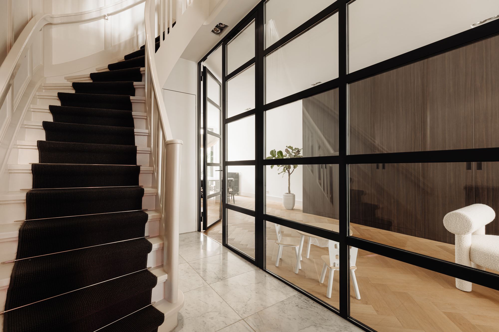 entrée avec verrière noire décoration design beige entrée avec verrière noire décoration design beige
