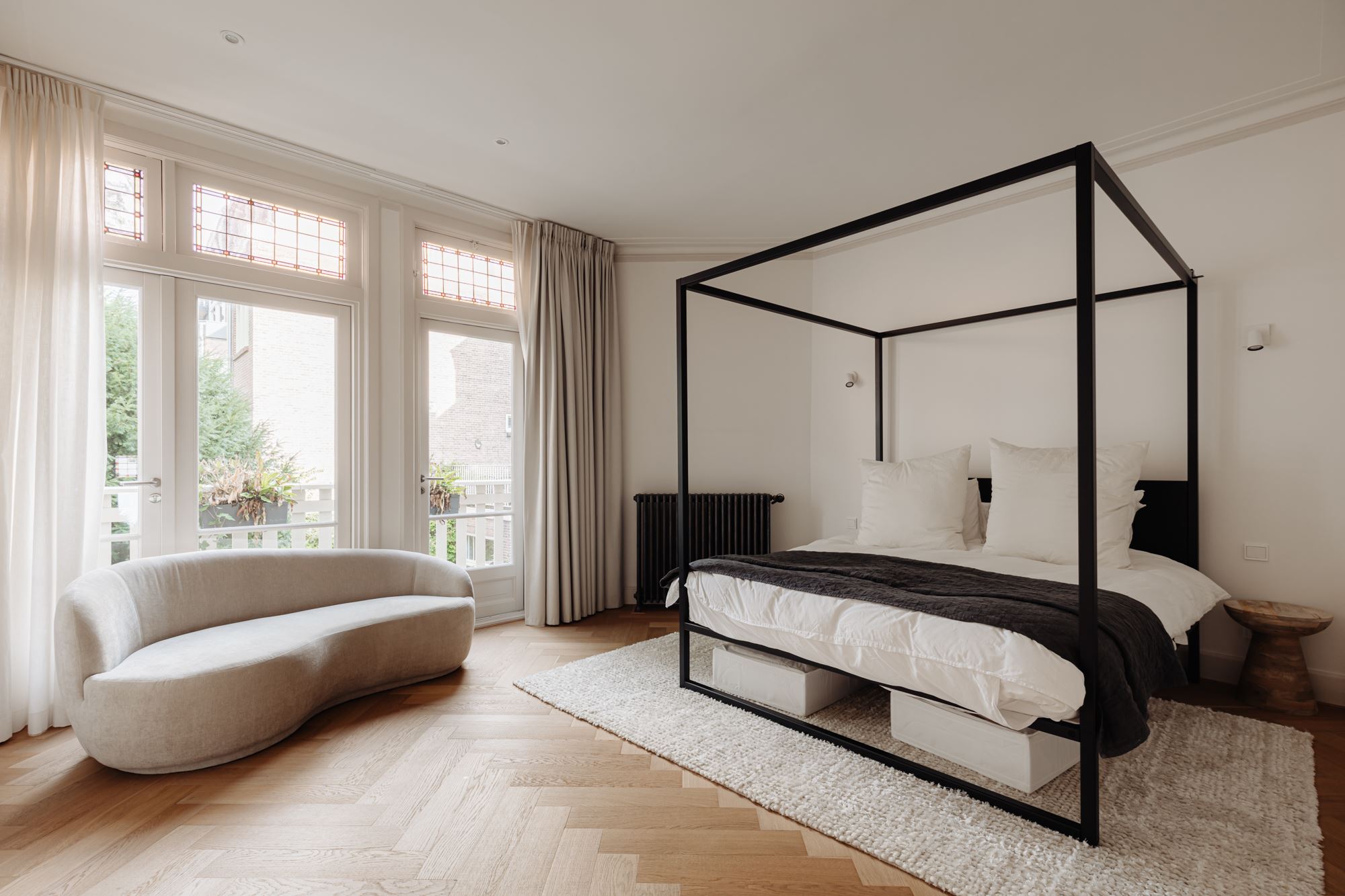chambre avec lit à baldaquin décoration design beige et noire chambre avec lit à baldaquin décoration design beige et noire