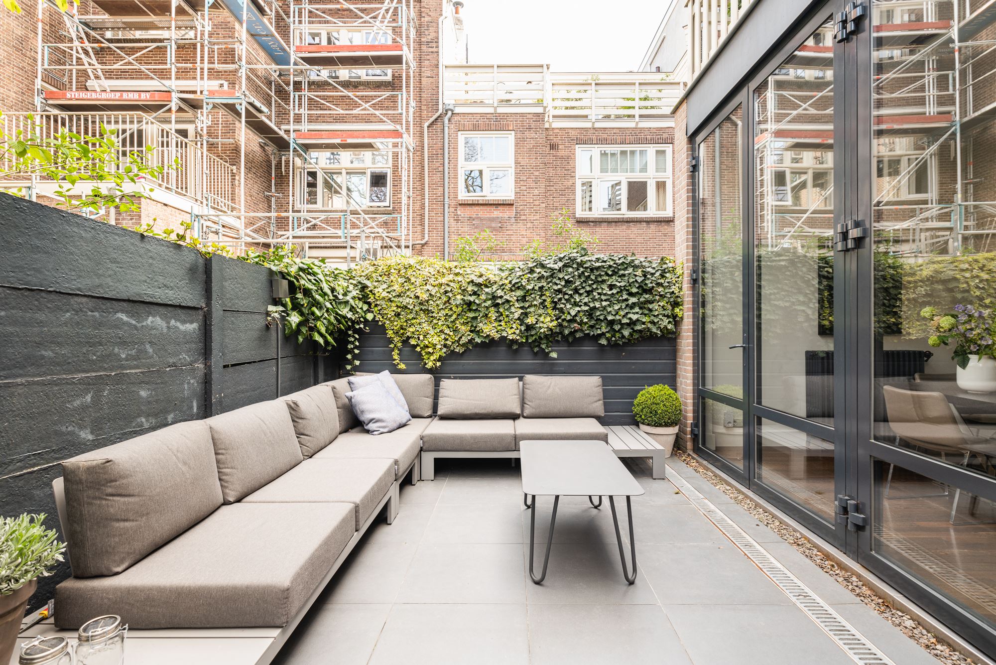 maison de ville avec terrasse décoration design beige maison de ville avec terrasse décoration design beige