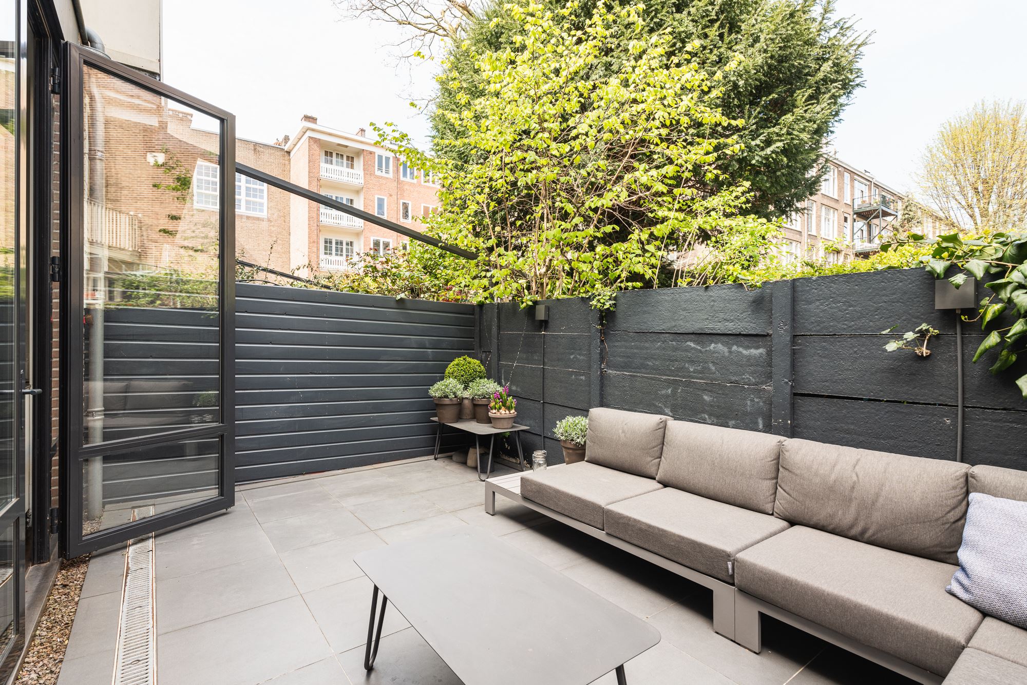 maison de ville avec terrasse décoration design beige maison de ville avec terrasse décoration design beige