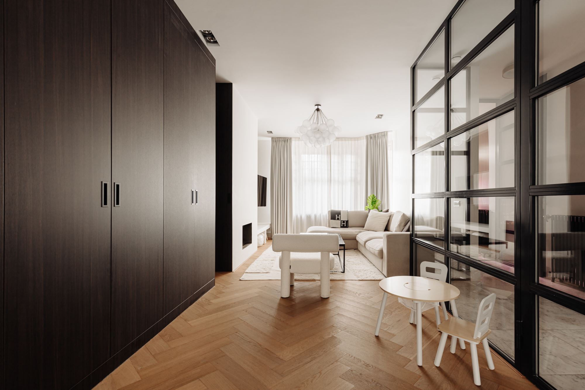 entrée avec verrière noire décoration design beige entrée avec verrière noire décoration design beige
