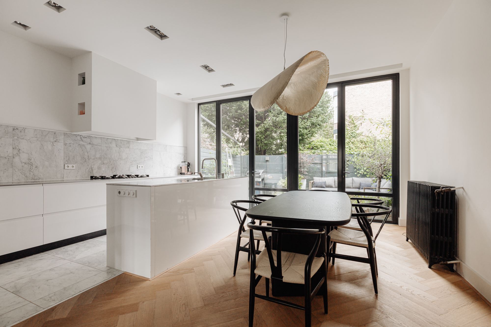 cuisine avec salle à manger décoration design beige et noire cuisine avec salle à manger décoration design beige et noire