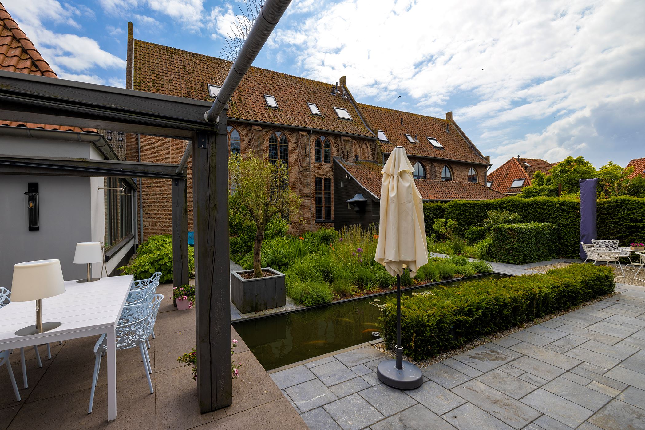 jardin loft dans une ancienne chapelle du 17eme siècle jardin loft dans une ancienne chapelle du 17eme siècle