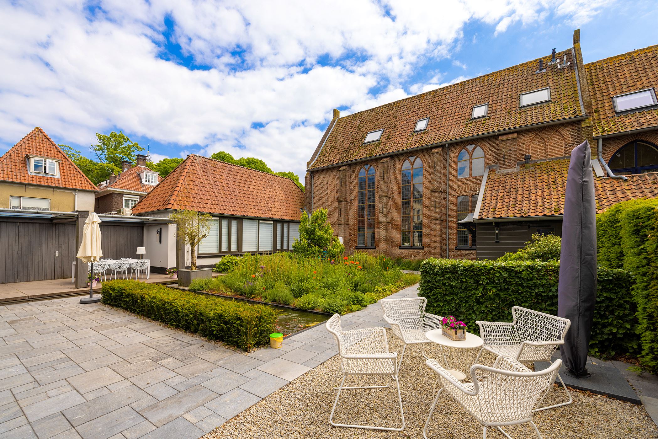 jardin loft dans une ancienne chapelle du 17eme siècle jardin loft dans une ancienne chapelle du 17eme siècle