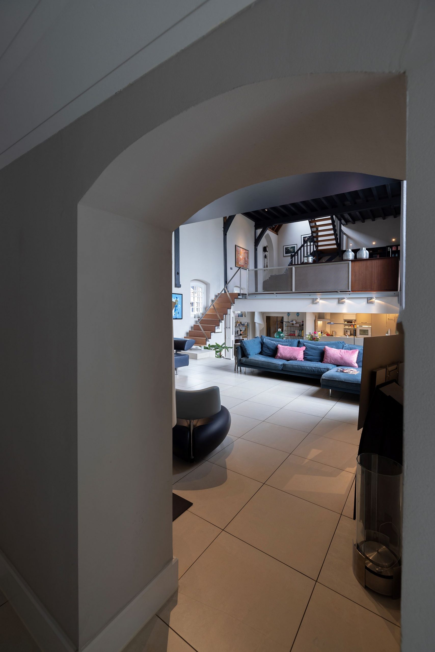 salon loft décoration contemporaine dans une ancienne chapelle du 17eme siècle salon loft décoration contemporaine dans une ancienne chapelle du 17eme siècle