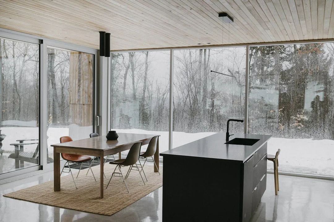 salon avec baies vitrées maison en bois Hintershelter Québec salon avec baies vitrées maison en bois Hintershelter Québec