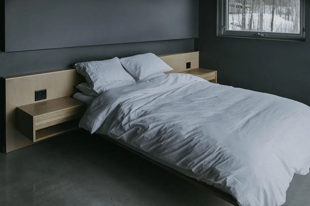 chambre grise design Hintershelter Québec chambre grise design Hintershelter Québec