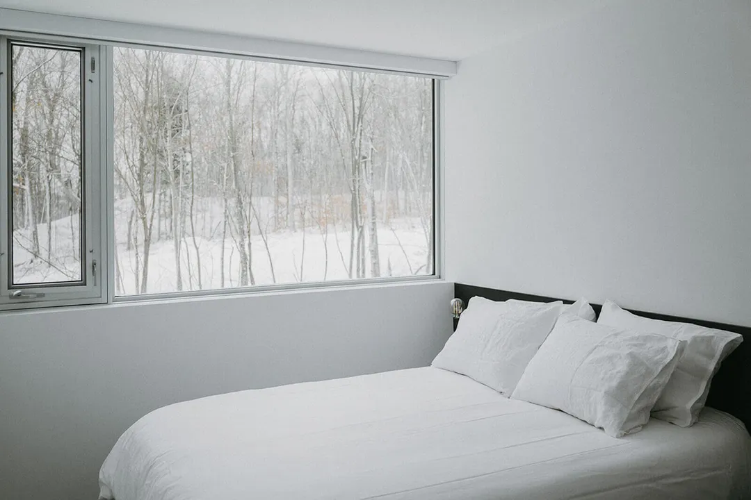 chambre minimaliste blanche maison en bois Hintershelter Québec chambre minimaliste blanche maison en bois Hintershelter Québec