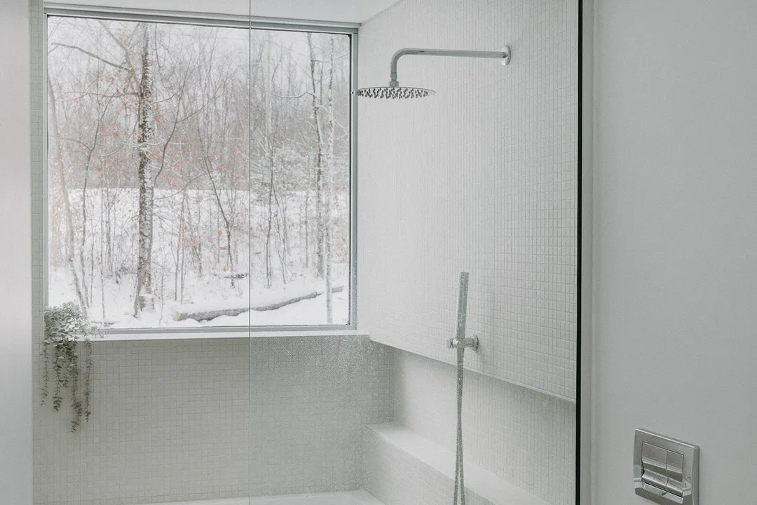 salle de bain design blanche maison en bois Hintershelter Québec salle de bain design blanche maison en bois Hintershelter Québec