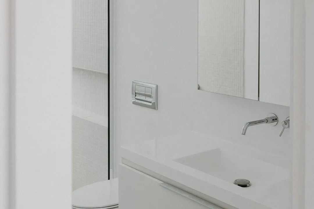salle de bain design blanche maison en bois Hintershelter Québec salle de bain design blanche maison en bois Hintershelter Québec