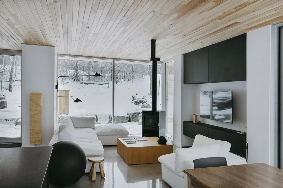 salon avec baies vitrées maison en bois Hintershelter Québec salon avec baies vitrées maison en bois Hintershelter Québec