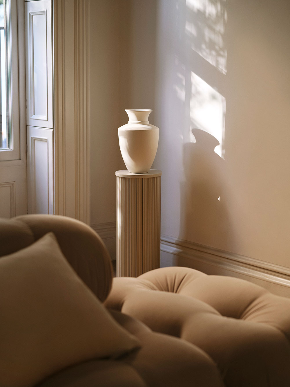 salon décoration contemporaine beige appartement haussmannien H&M Home 2024 salon décoration contemporaine beige appartement haussmannien H&M Home 2024