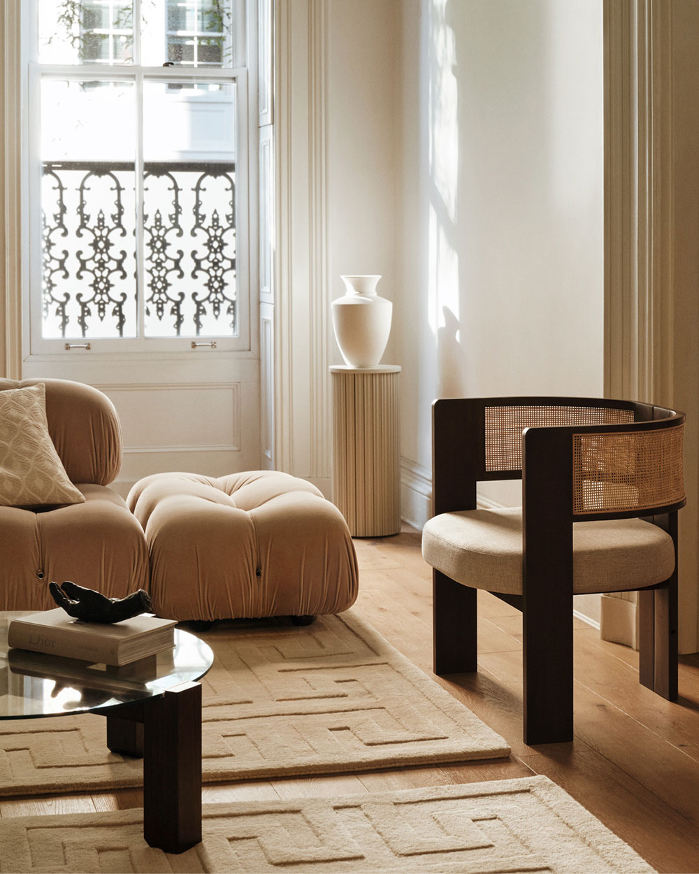 salon décoration contemporaine beige appartement haussmannien H&M Home 2024 salon décoration contemporaine beige appartement haussmannien H&M Home 2024