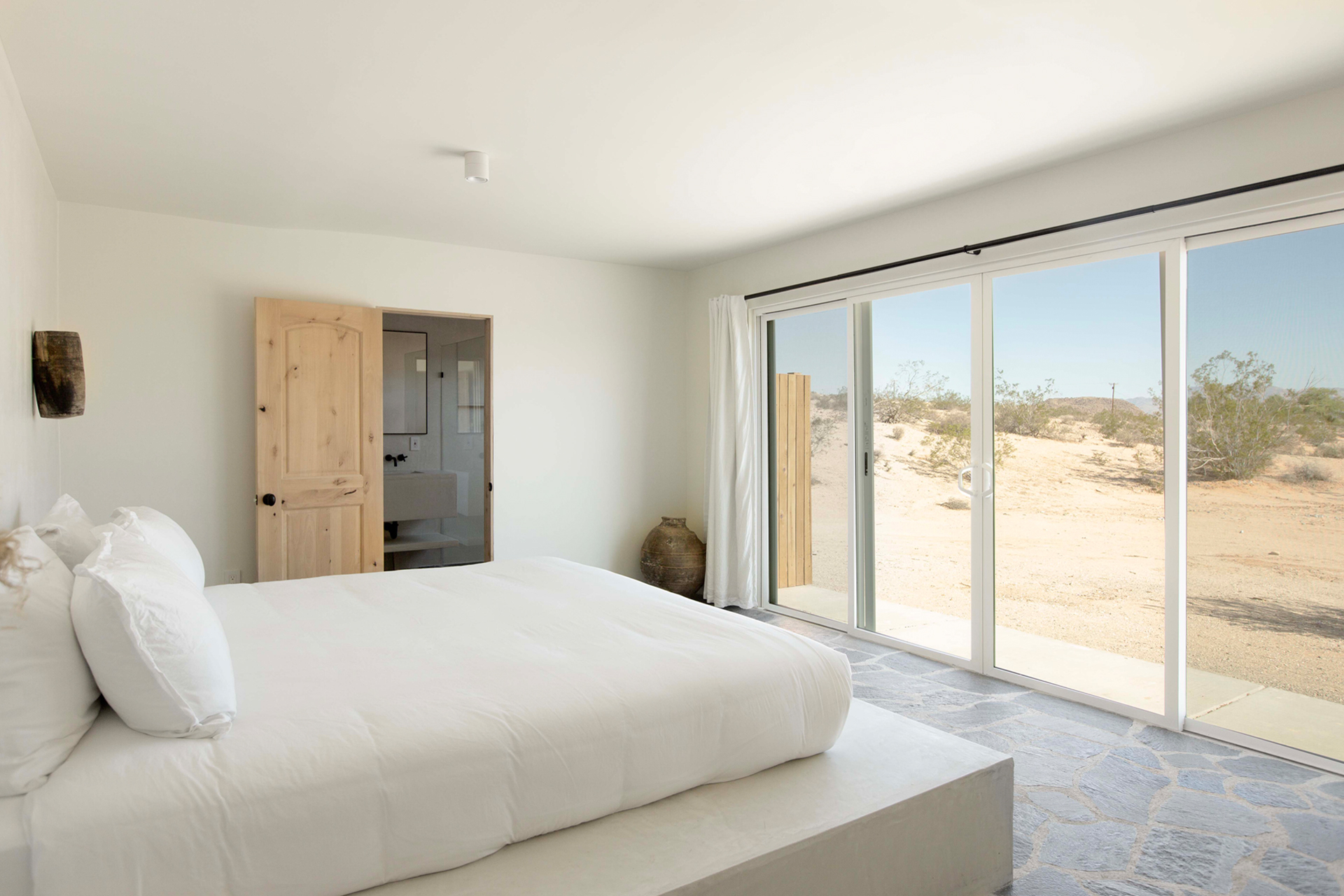 chambre avec baie vitrée décoration naturelle et minimaliste