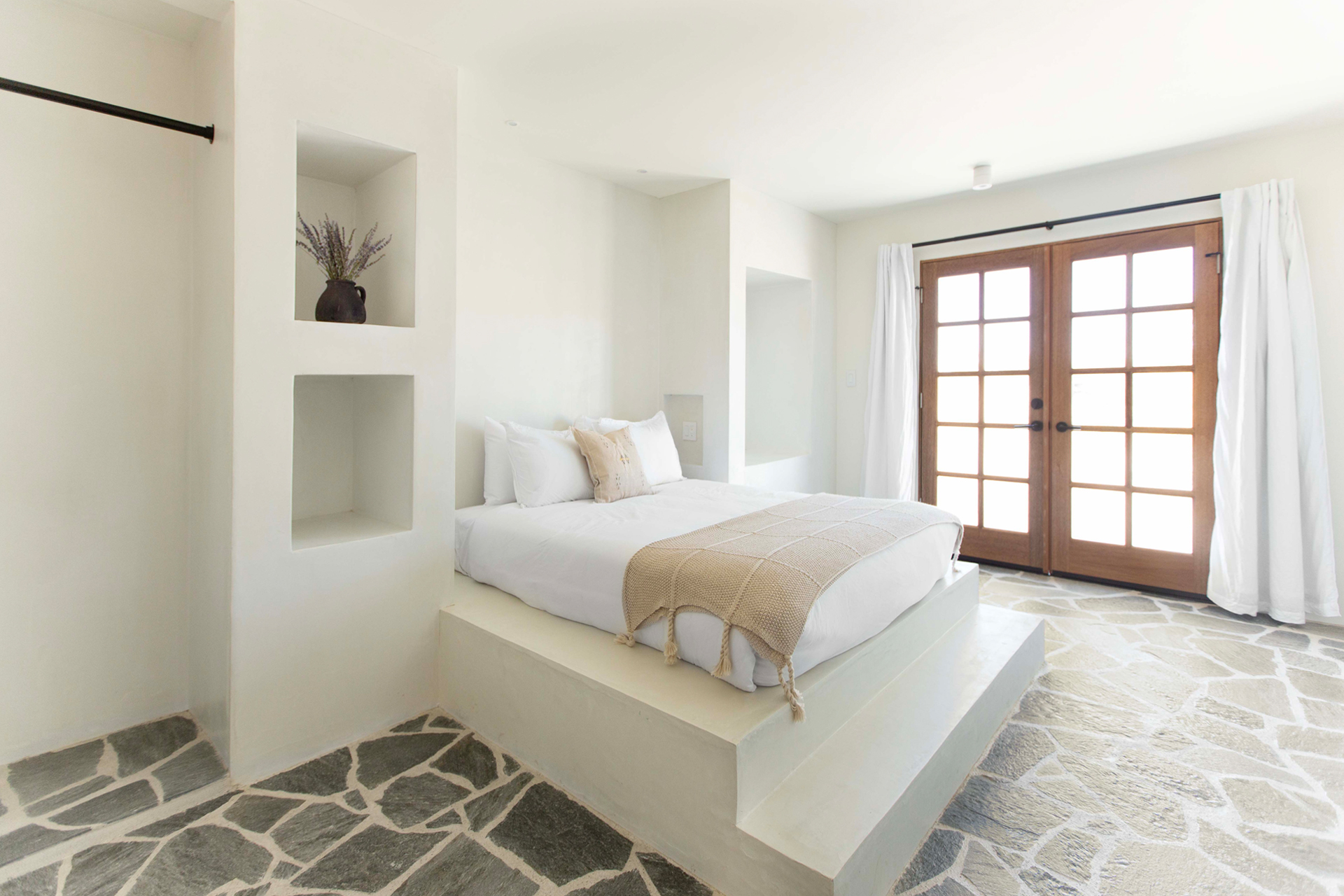 chambre avec lit sur podium maçonné