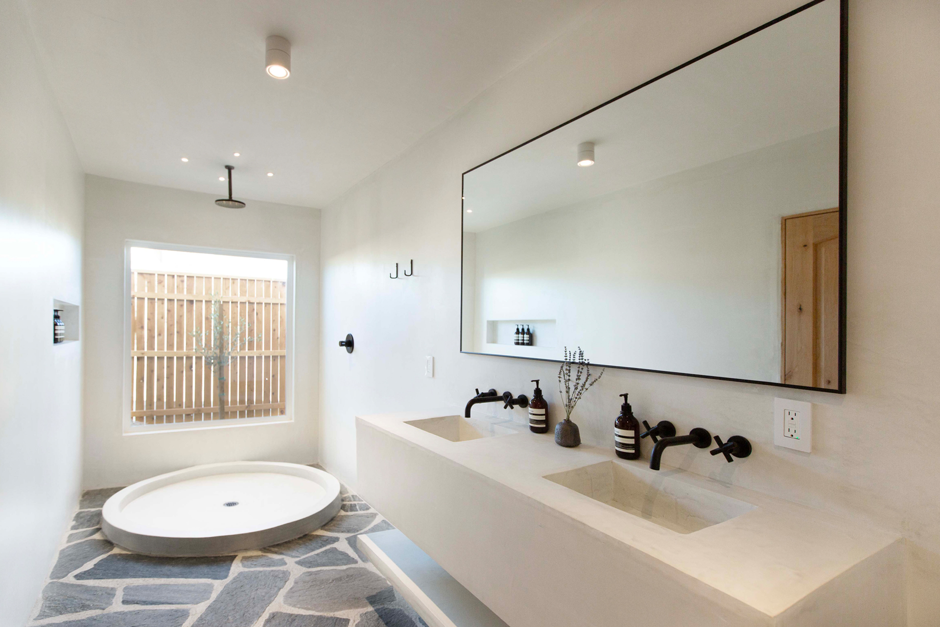 salle de bain avec bac à douche rond