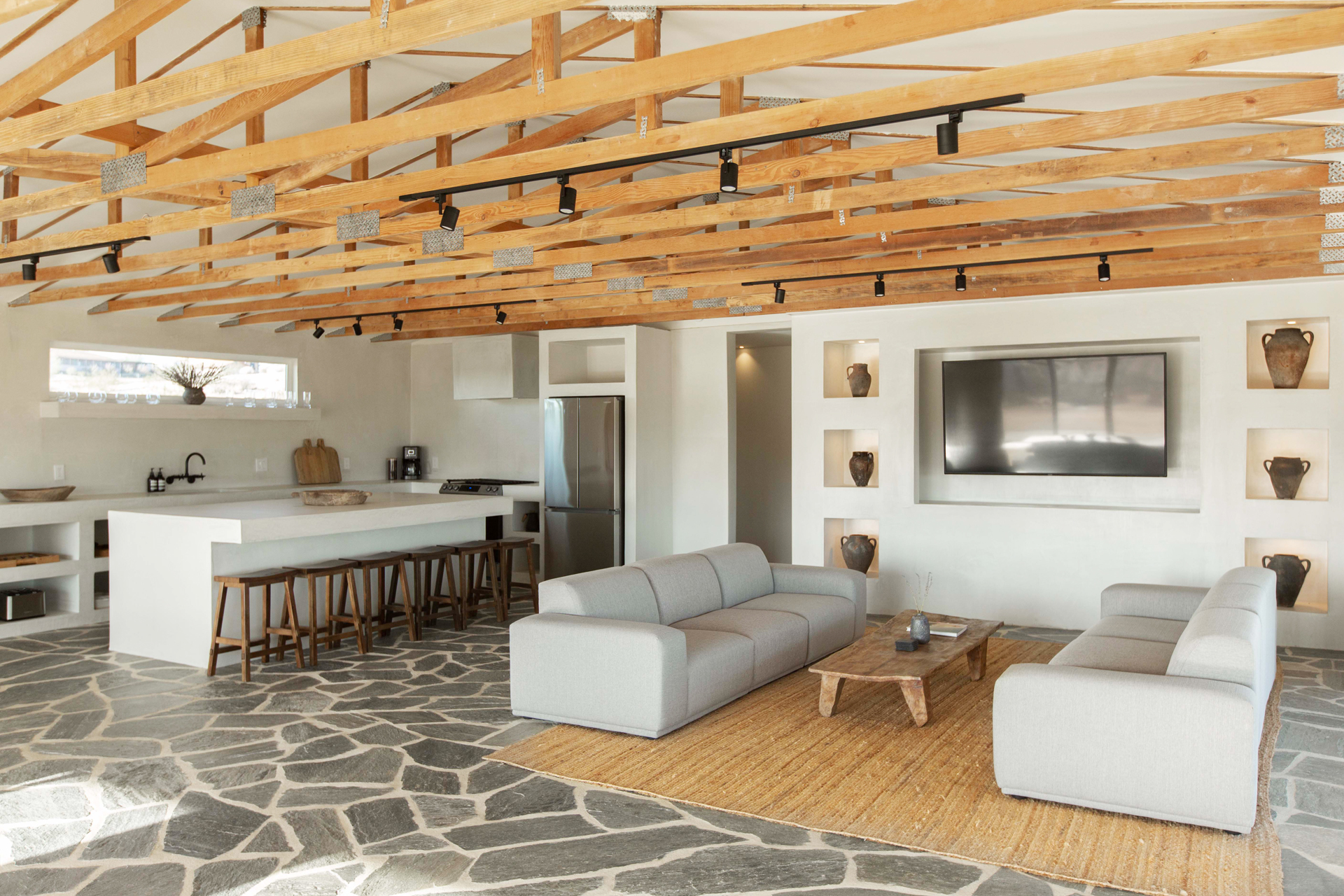 salon avec poutres décoration naturelle et minimaliste
