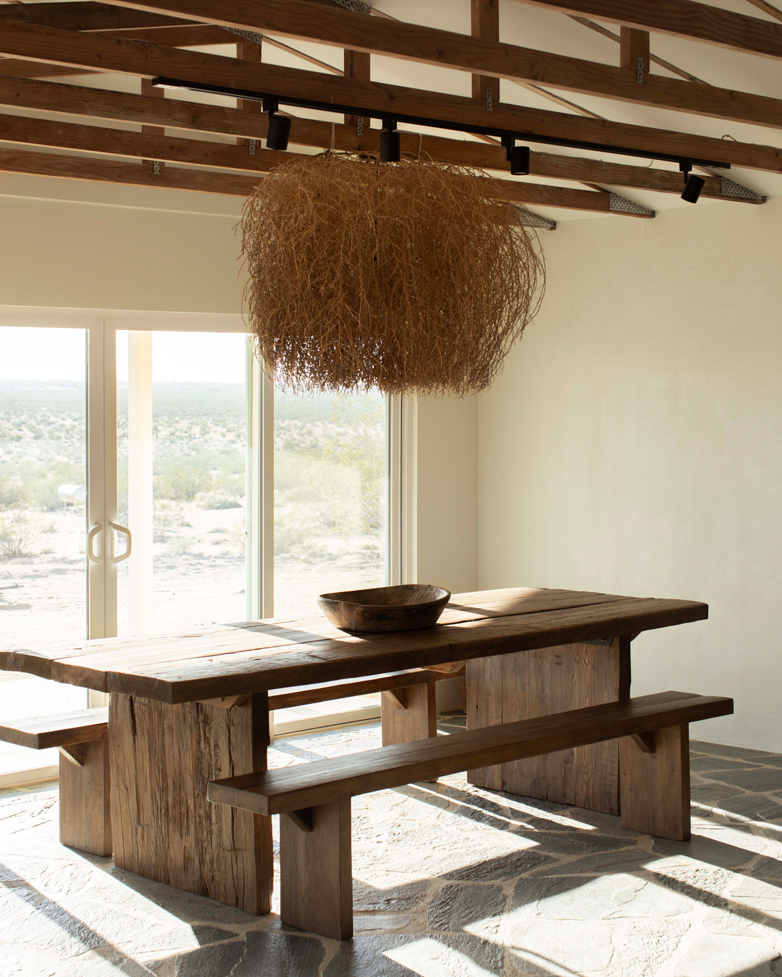 salle à manger avec poutres décoration naturelle et minimaliste