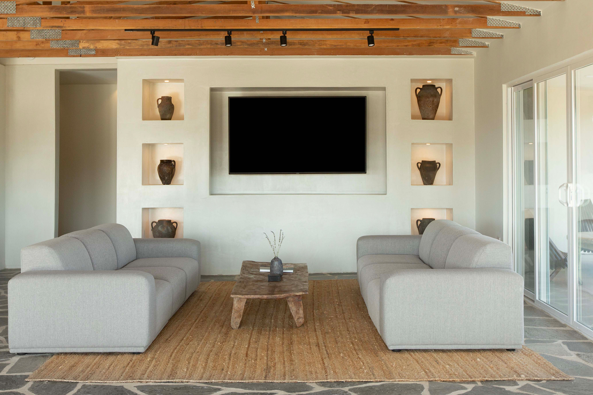 salon avec poutres décoration naturelle et minimaliste
