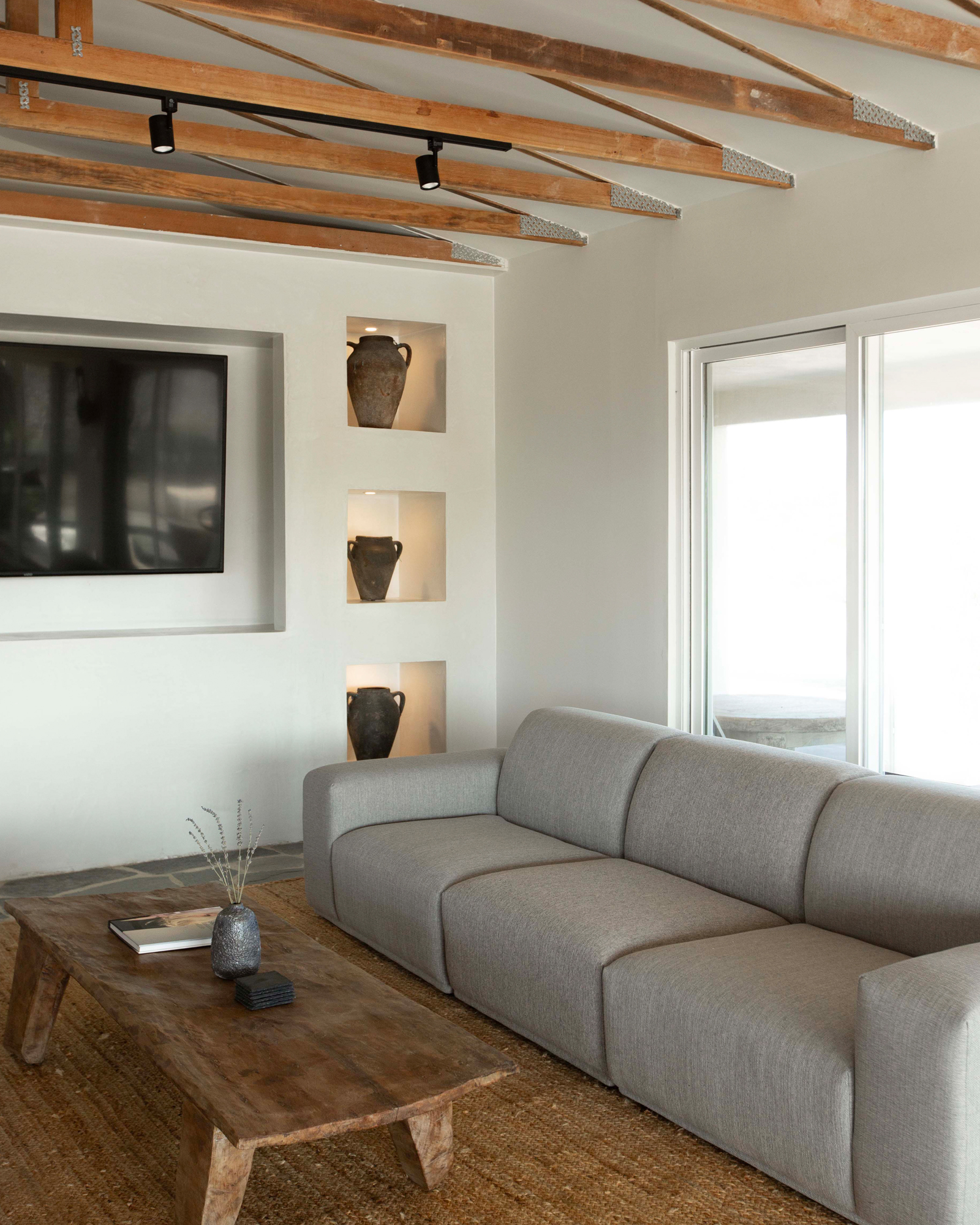 salon avec poutres décoration naturelle et minimaliste